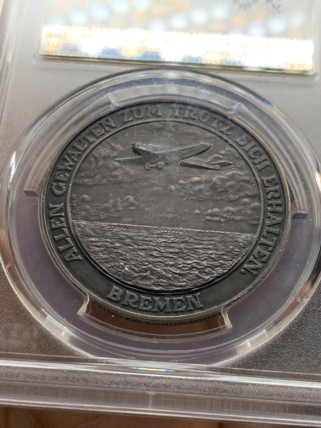 《竞宝斋》第31场（年内尾拍）-周日，周一，周二3场连拍（全场顺丰包邮） PCGS SP62 德国魏玛 1928年 飞越大西洋 纪年银章 极具重大历史价值 盒子正中有一小裂痕 从状态看被章顶的