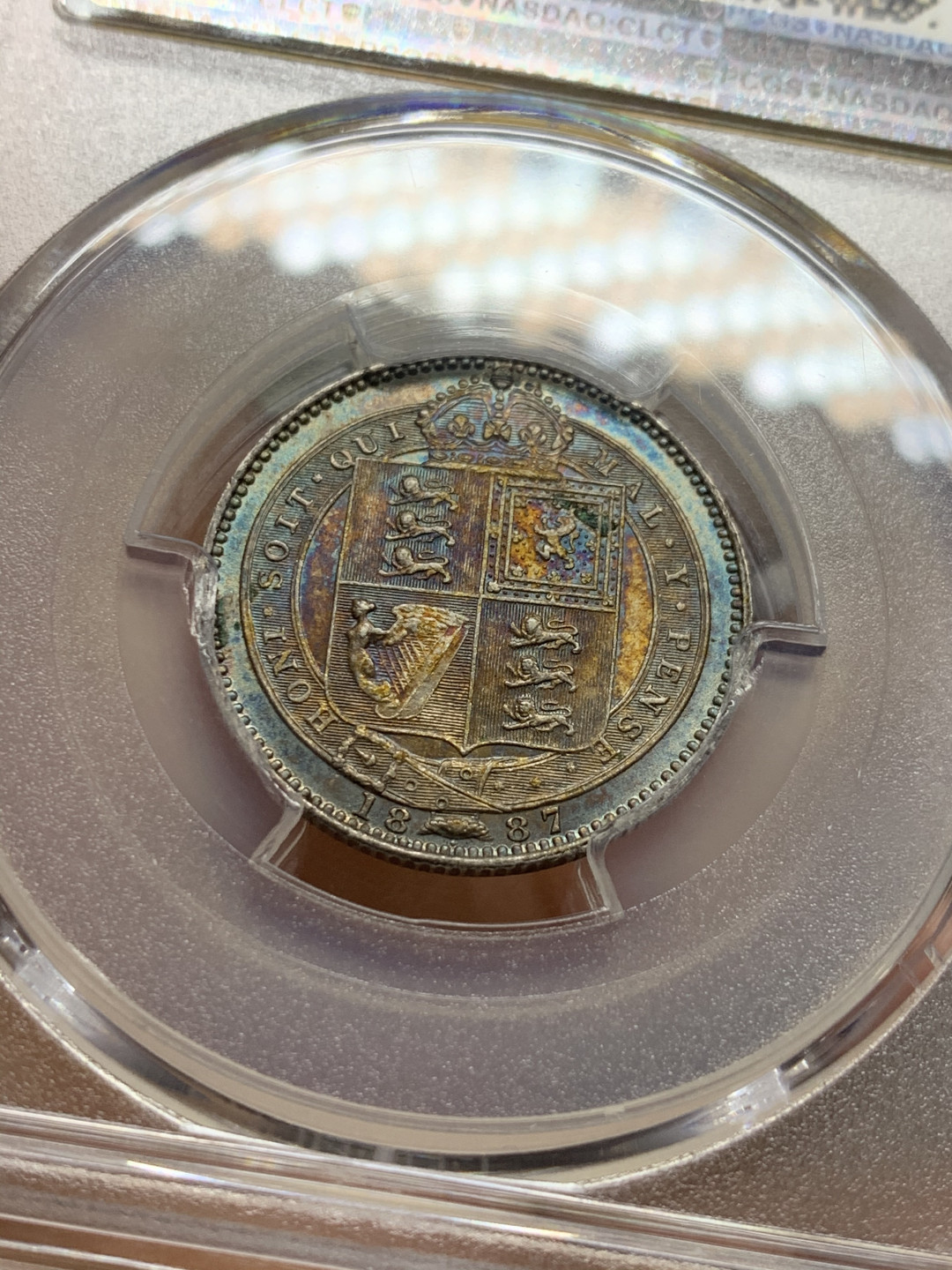 《竞宝斋》第31场（年内尾拍）-周日，周一，周二3场连拍（全场顺丰包邮） PCGS MS62 超五彩 英国 1887年 高冠先令 银币  细节与五彩共存 难得