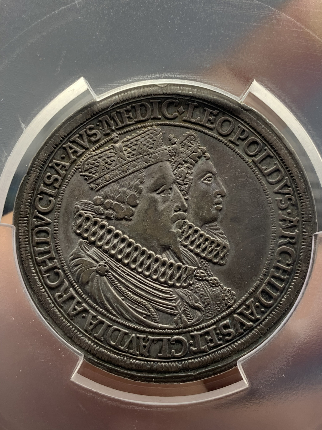 《竞宝斋》第31场（年内尾拍）-周日，周一，周二3场连拍（全场顺丰包邮） PCGS AU50 神圣罗马帝国 1626年2泰勒银币 利奥波德五世和克劳迪娅·德·美第奇大公大婚2泰勒 细节优秀 没有同期币常有缺陷