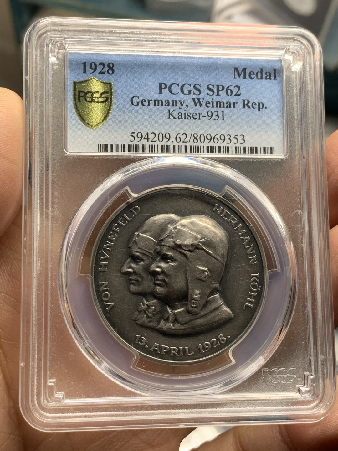 《竞宝斋》第31场（年内尾拍）-周日，周一，周二3场连拍（全场顺丰包邮） PCGS SP62 德国魏玛 1928年 飞越大西洋 纪年银章 极具重大历史价值 盒子正中有一小裂痕 从状态看被章顶的