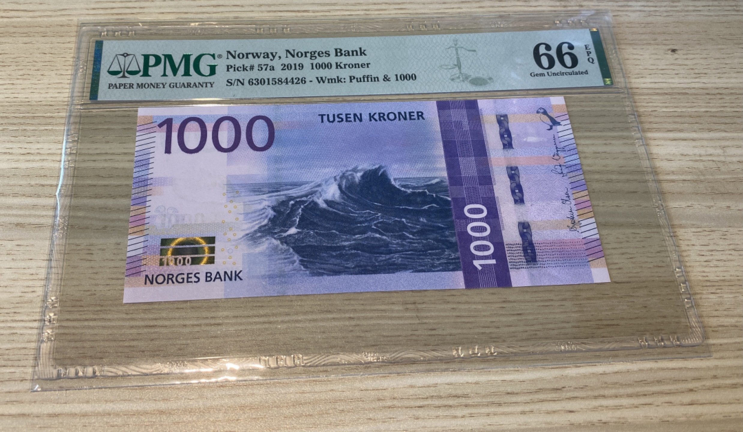 Chase Auction 第1期 - -世界纸币精萃 2019年挪威1000克朗，PMG66，颇有艺术感的一张，灵感源自日本名画：神奈川冲浪里！