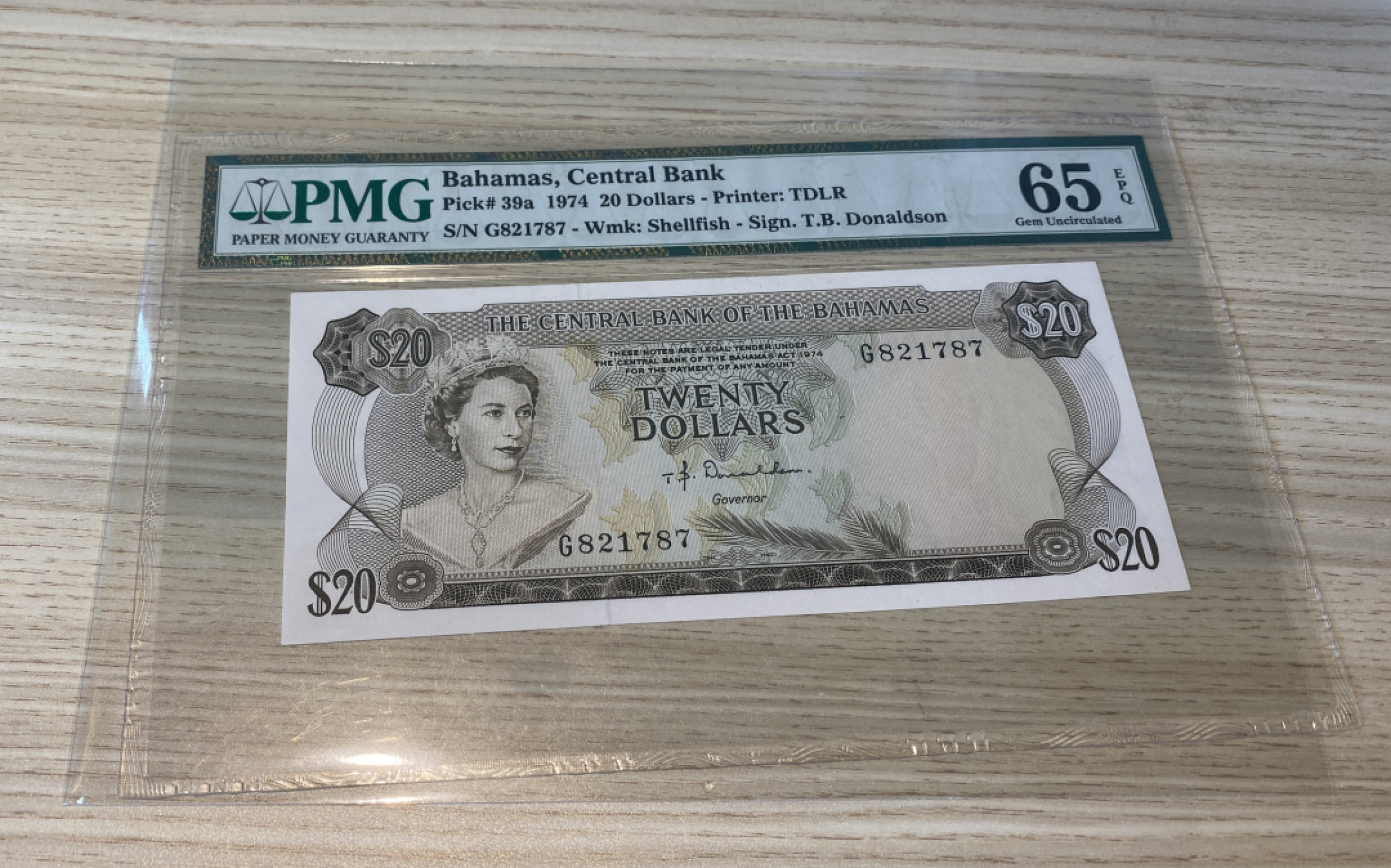 Chase Auction 第1期 - -世界纸币精萃 1974年巴哈马20刀，PMG65，青年女王！经典彩背！