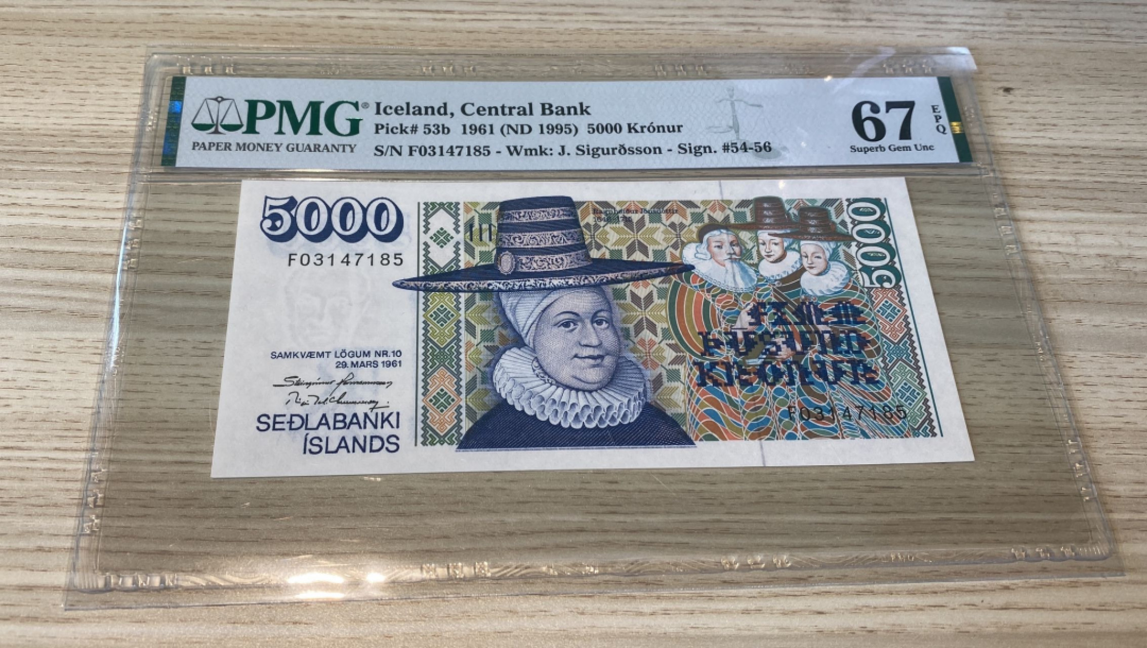 Chase Auction 第1期 - -世界纸币精萃 1961年冰岛5000克朗，PMG67分！神父之女拉根海朵·雍斯多提尔，设计师，女诗人！图案取材于油画作品！世界最美纸币之一，冰岛刺绣世界闻名！