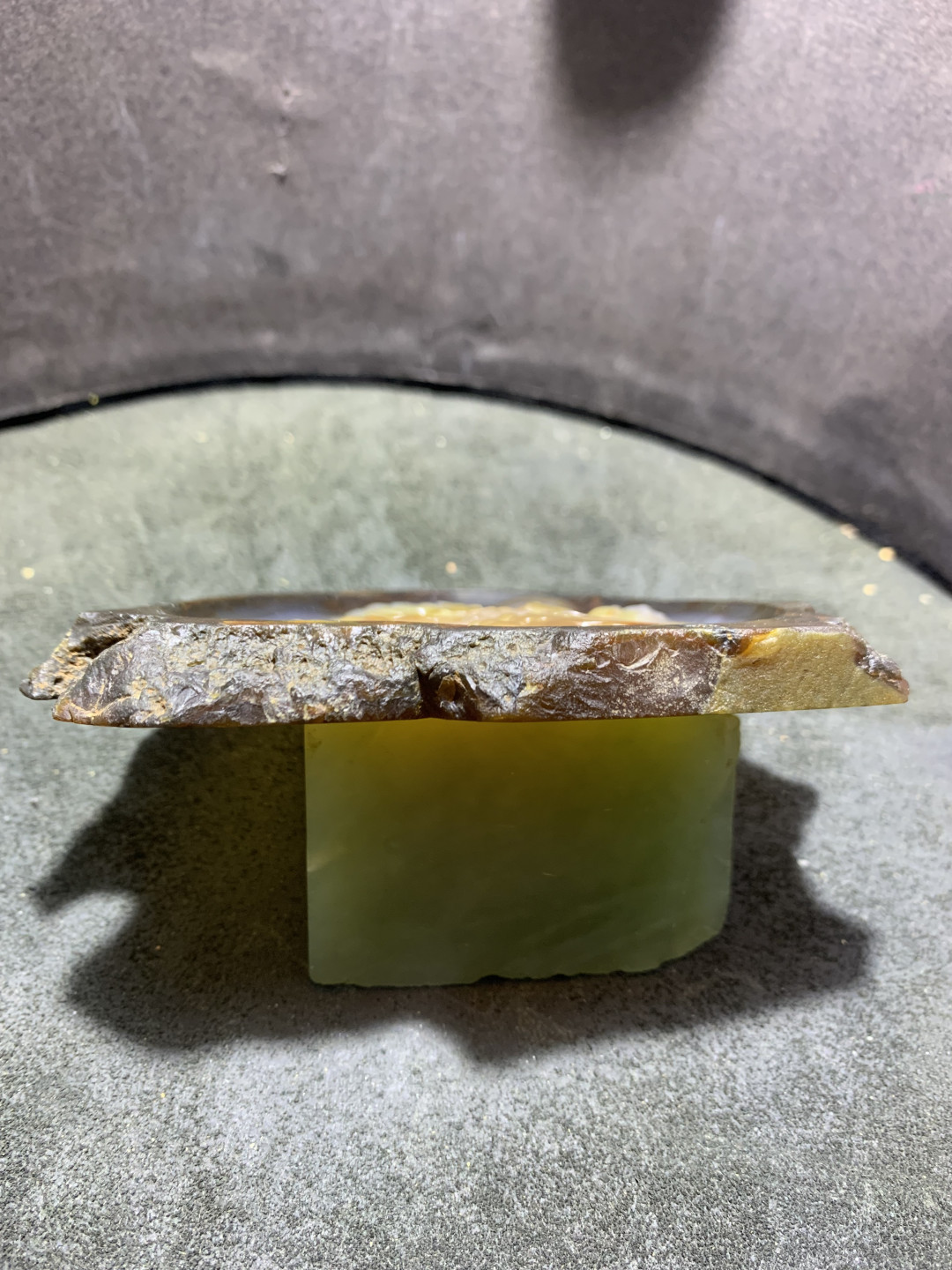 精美天然巴西玛瑙切片雕刻龙争虎斗摆件一个，