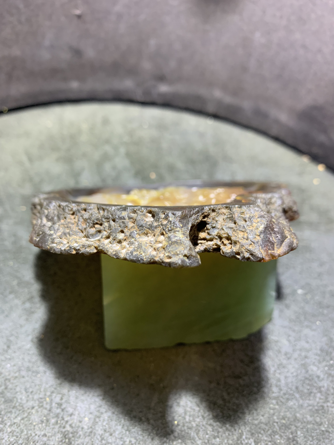 精美天然巴西玛瑙切片雕刻龙争虎斗摆件一个，