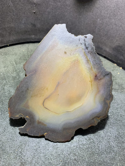 精美天然巴西玛瑙切片雕刻龙争虎斗摆件一个， - 精美天然巴西玛瑙切片雕刻龙争虎斗摆件一个，