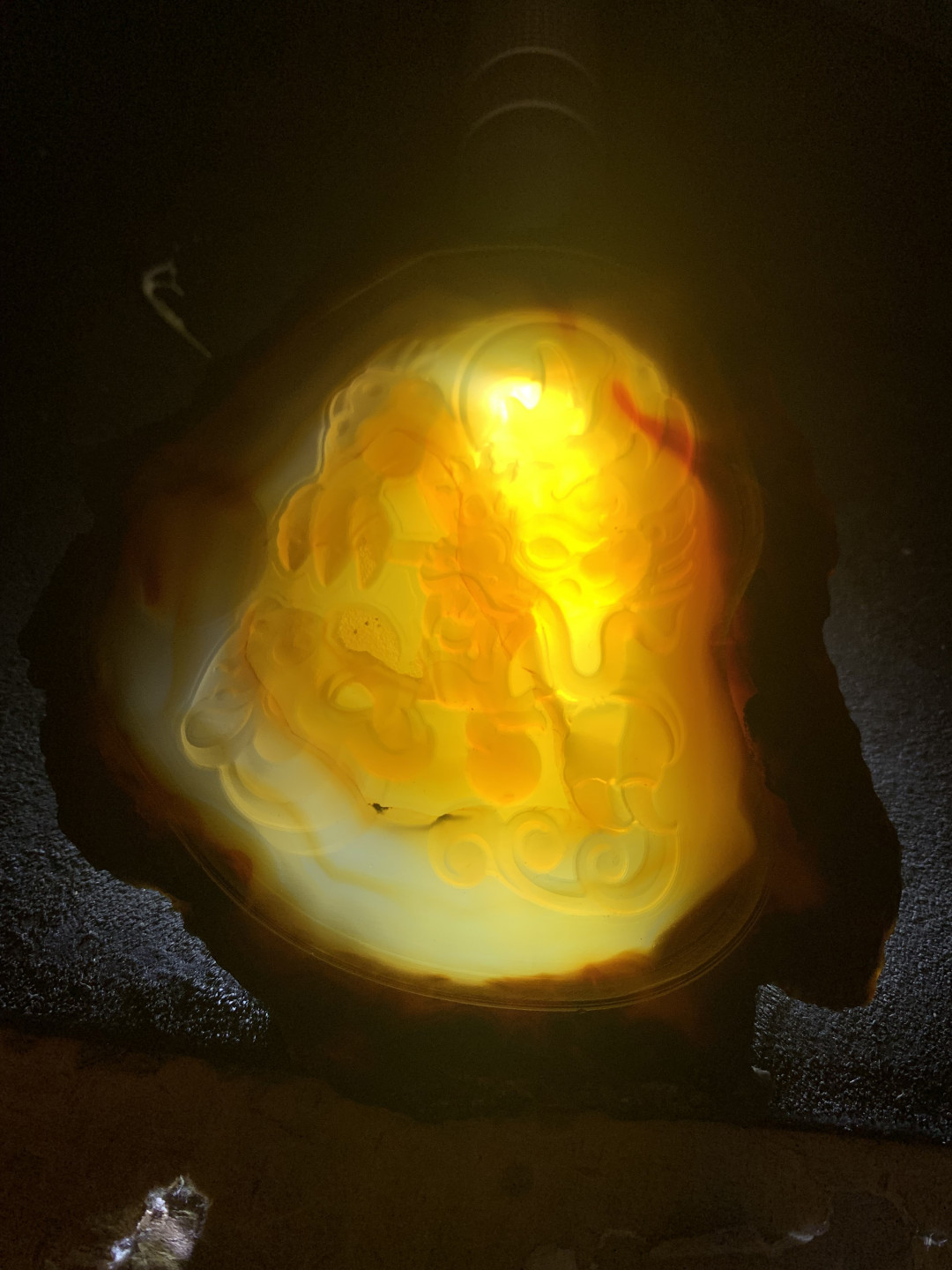 精美天然巴西玛瑙切片雕刻龙争虎斗摆件一个，