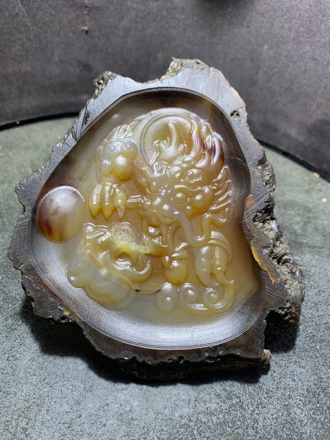 精美天然巴西玛瑙切片雕刻龙争虎斗摆件一个，