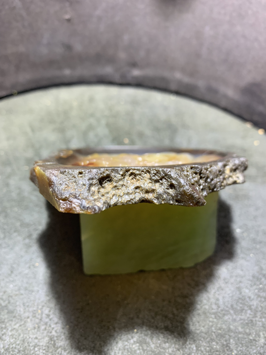 精美天然巴西玛瑙切片雕刻龙争虎斗摆件一个，