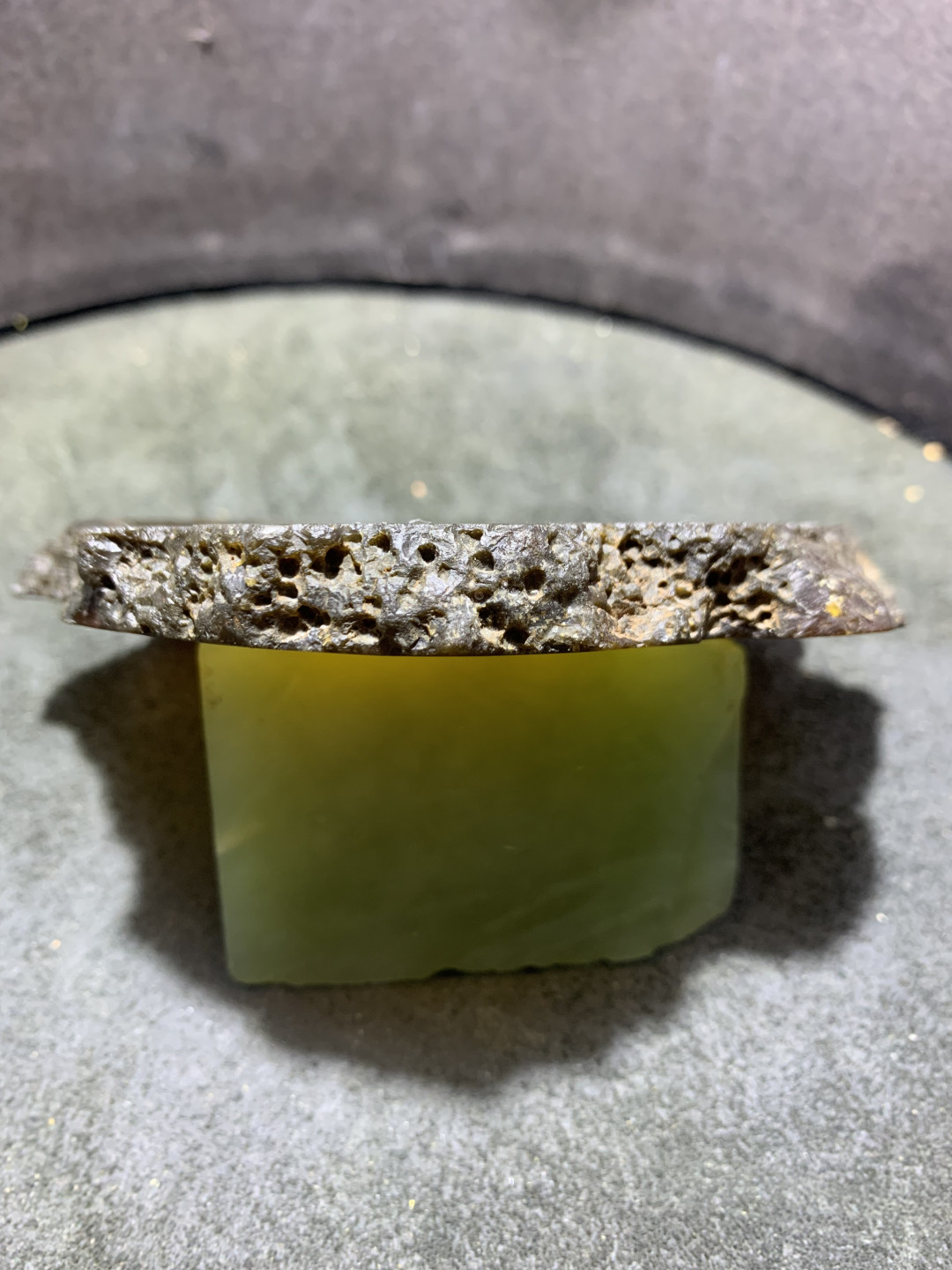 精美天然巴西玛瑙切片雕刻龙争虎斗摆件一个，