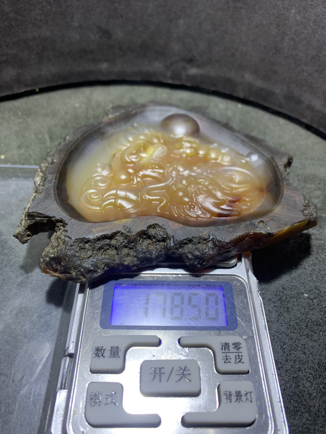 精美天然巴西玛瑙切片雕刻龙争虎斗摆件一个，