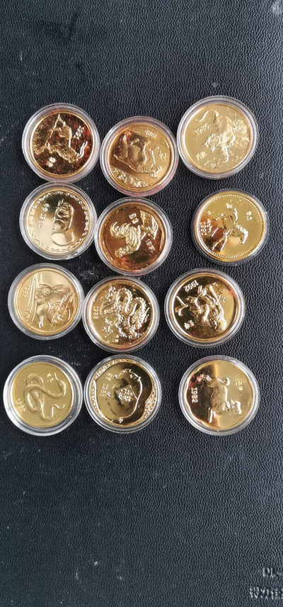 综合拍卖！年前最后一次拍卖.有喜欢的货请朋友直接出价吧品质保证放心出价. - 十二生肖纪念章一套12枚.带盒.直径24mm.极美品.进未使用.