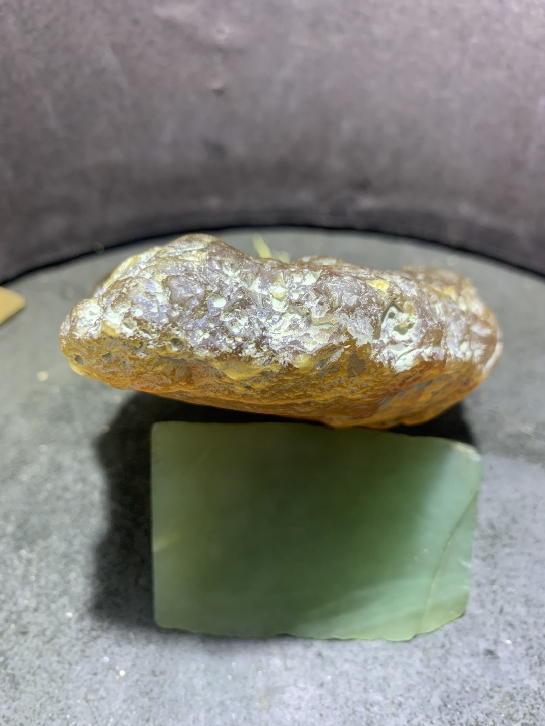 精美天然原皮玛瑙原石雕刻龙戏珠摆件，把件一个，
