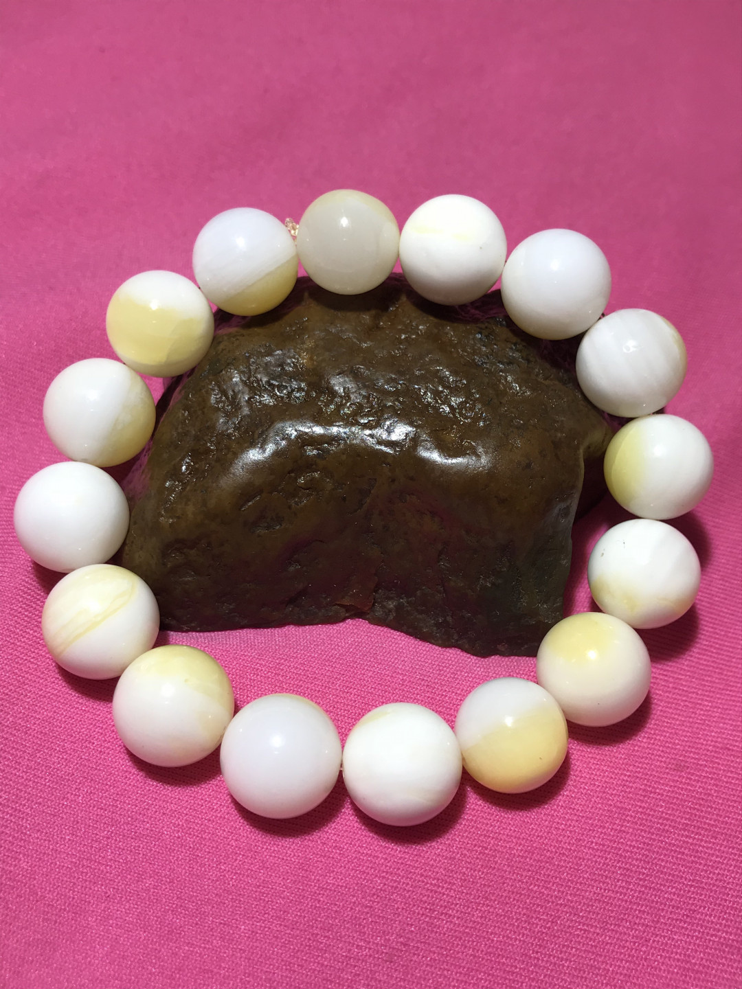 深海奶白飘黄贝化玉单圈手串一条，