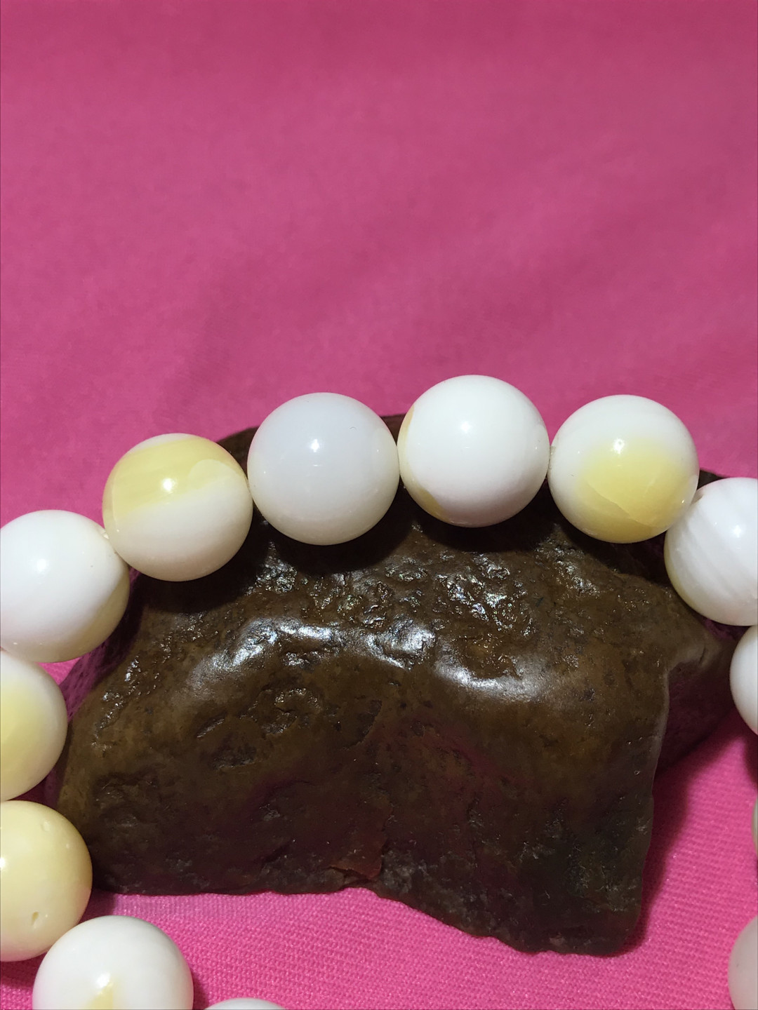 深海奶白飘黄贝化玉单圈手串一条，