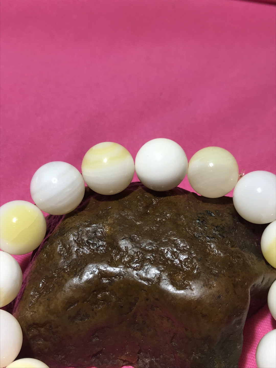 深海奶白飘黄贝化玉单圈手串一条，
