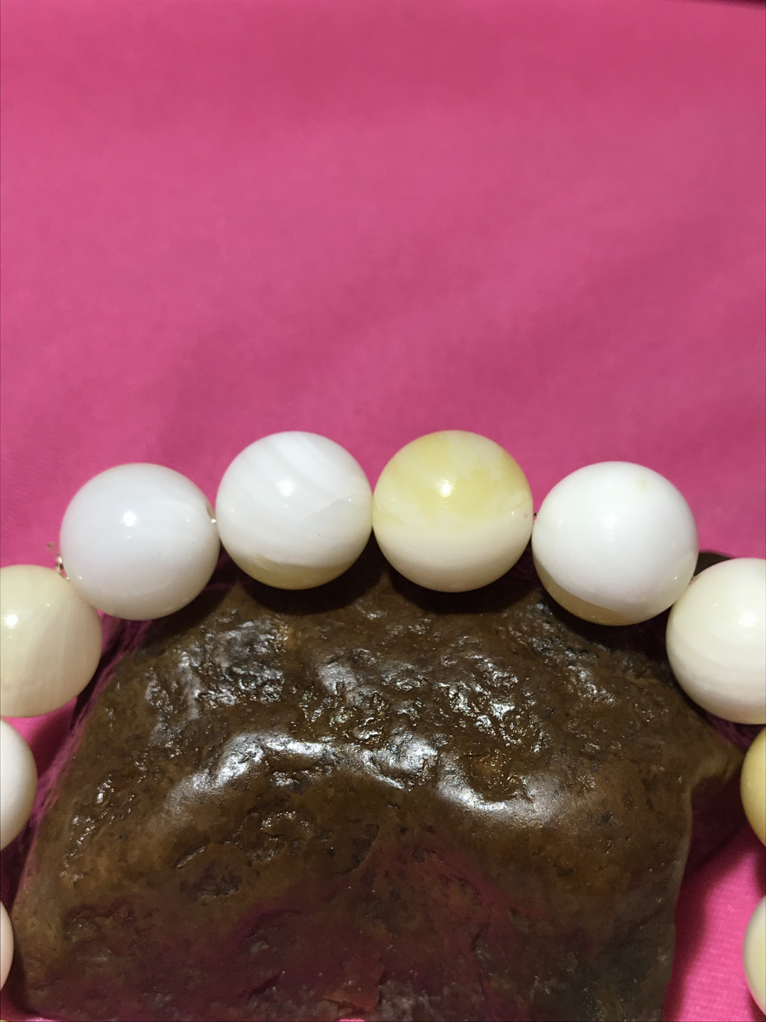 深海奶白飘黄贝化玉单圈手串一条，