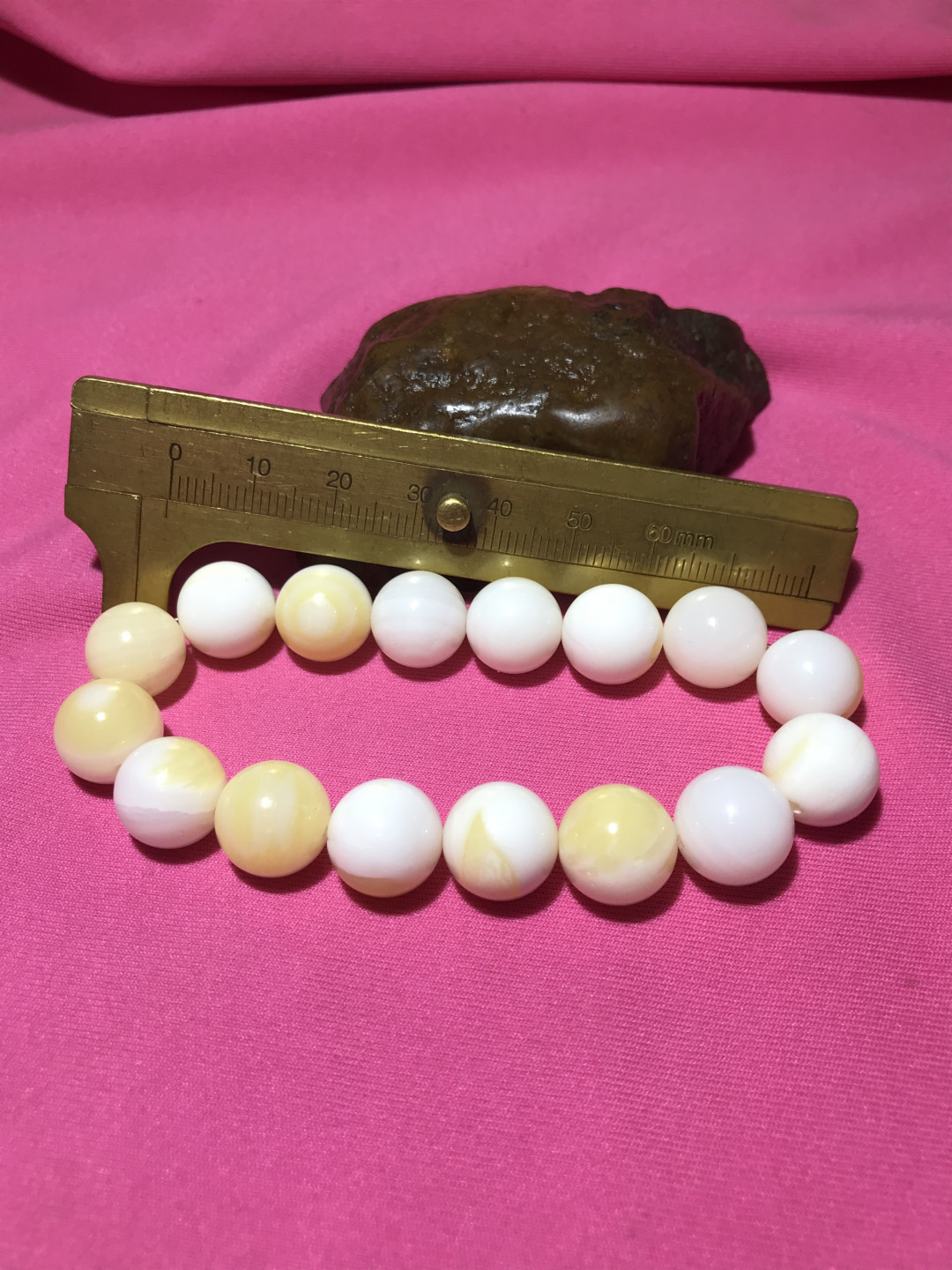 深海奶白飘黄贝化玉单圈手串一条，