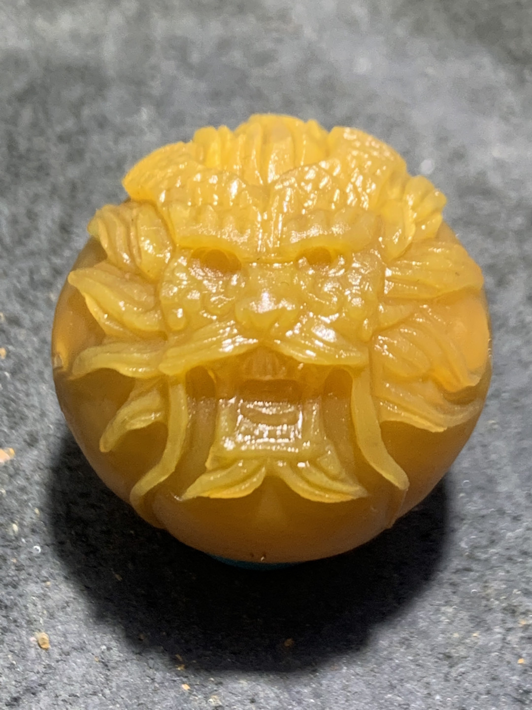 精美黄料战国红玛瑙雕刻亚光龙珠一颗！