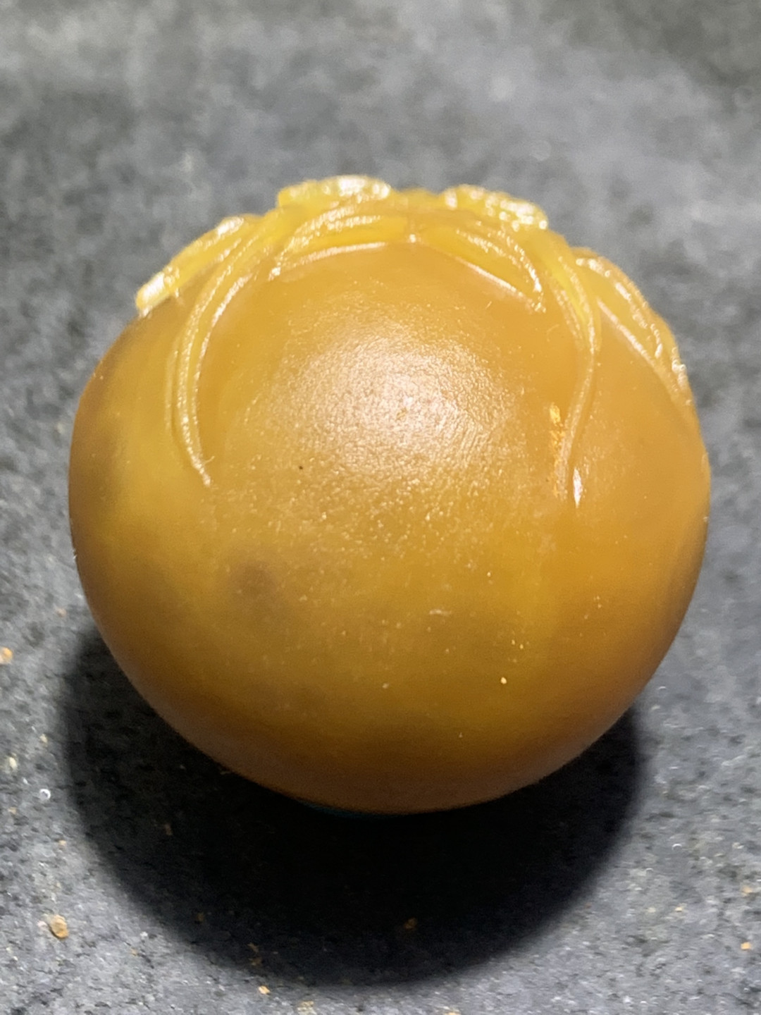 精美黄料战国红玛瑙雕刻亚光龙珠一颗！