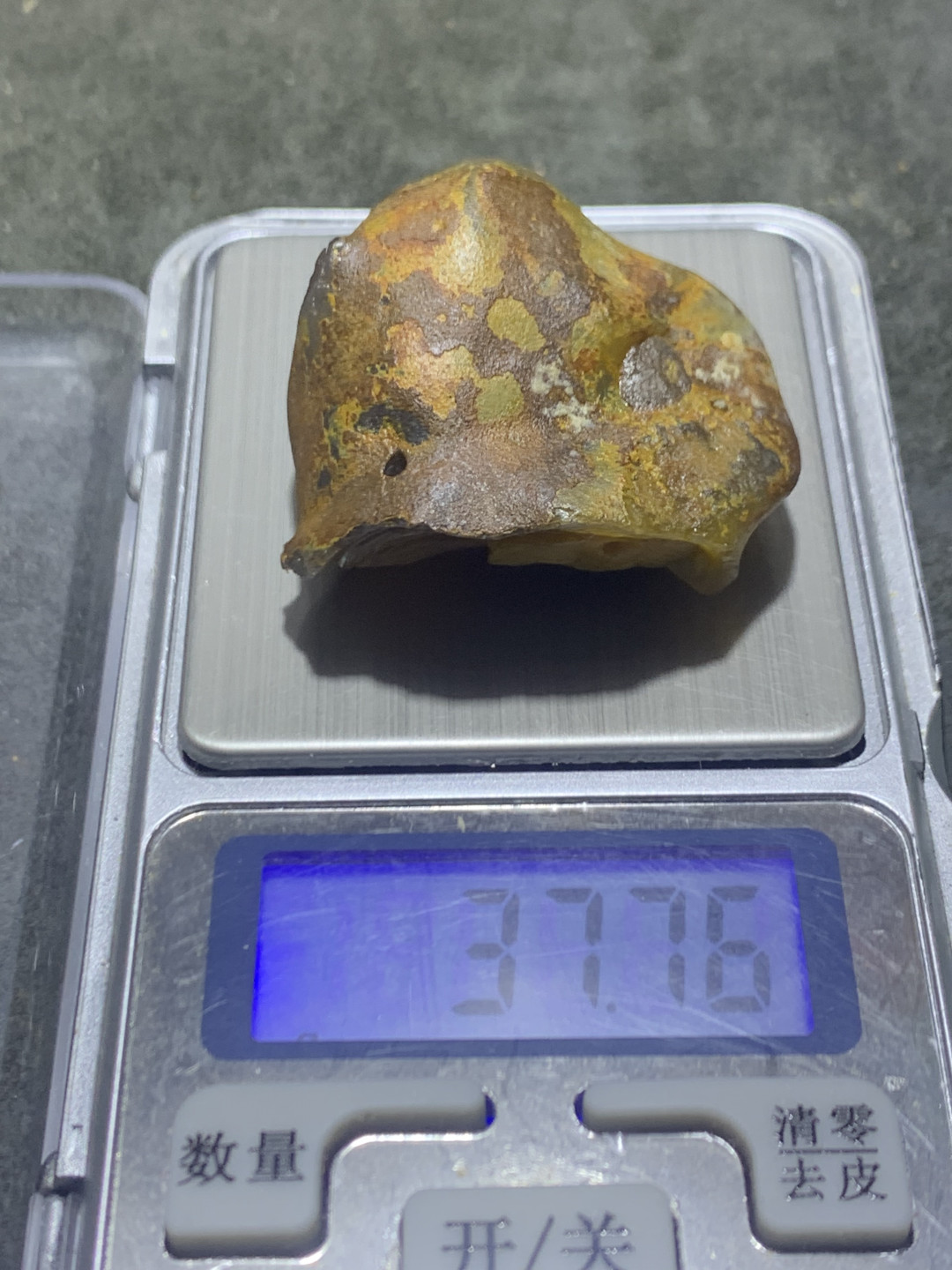 精美亚光蒙料战国红玛瑙高润度原皮雕刻鼠来宝吊坠一个！