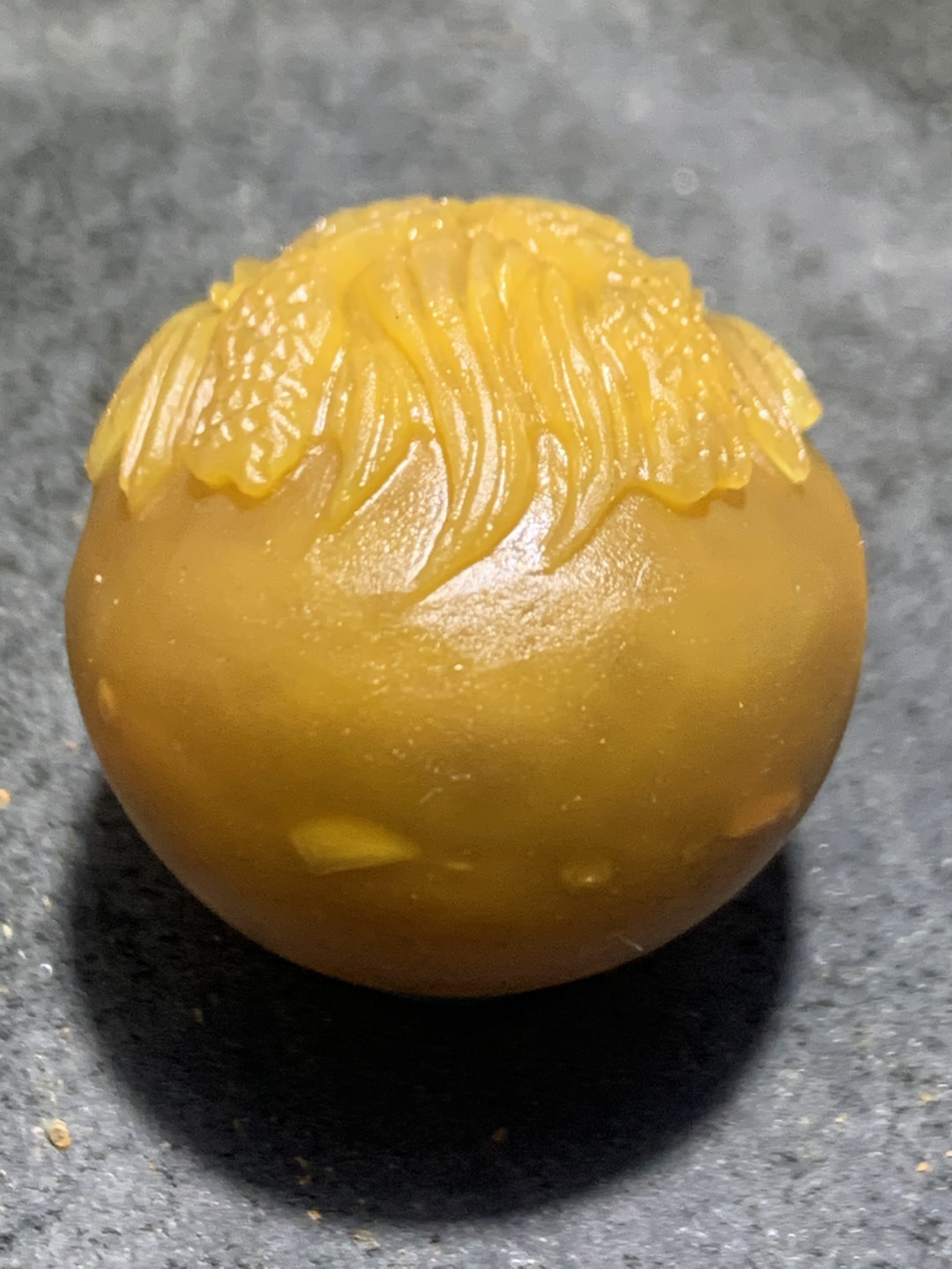 精美黄料战国红玛瑙雕刻亚光龙珠一颗！
