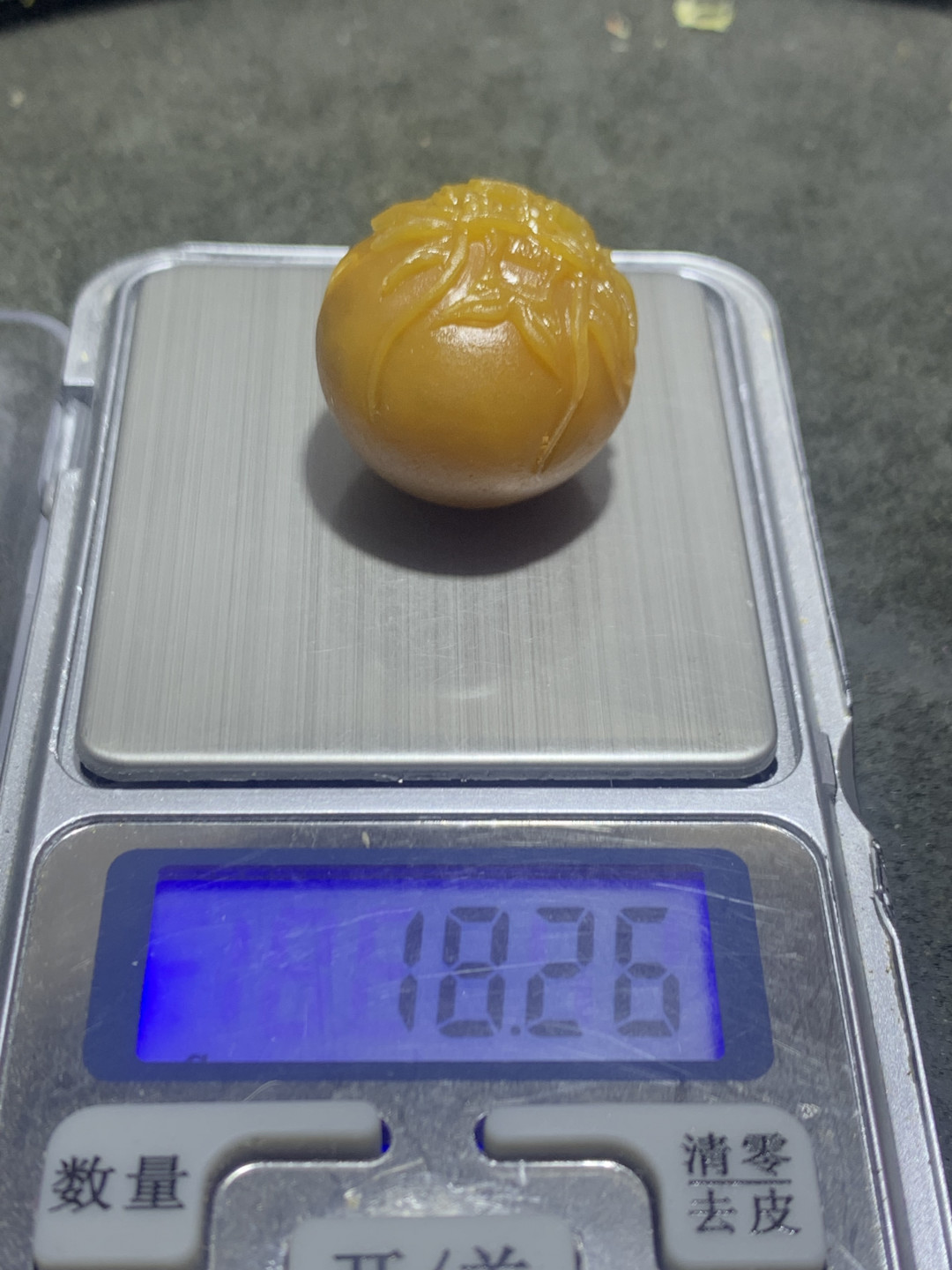 精美黄料战国红玛瑙雕刻亚光龙珠一颗！