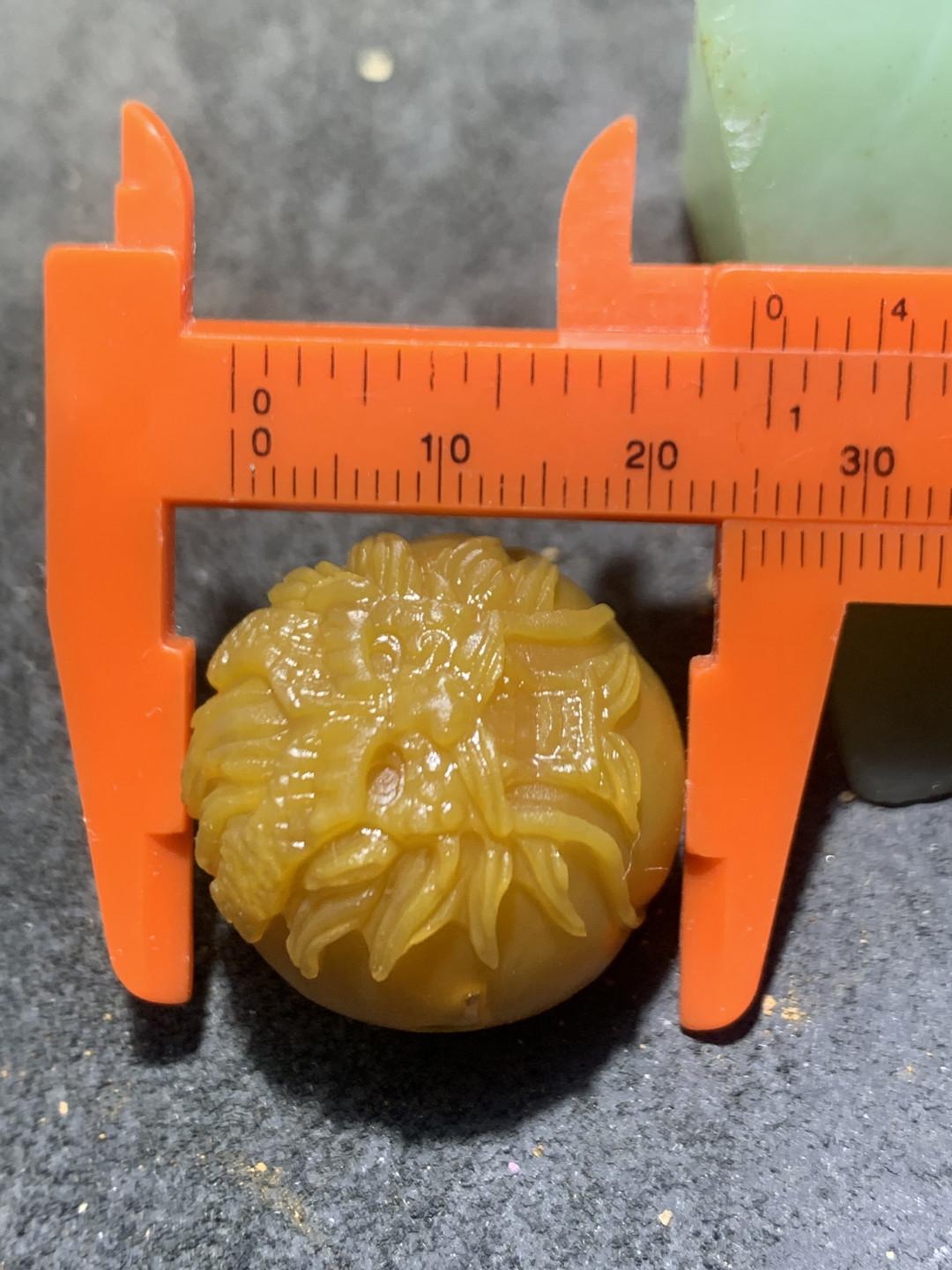 精美黄料战国红玛瑙雕刻亚光龙珠一颗！