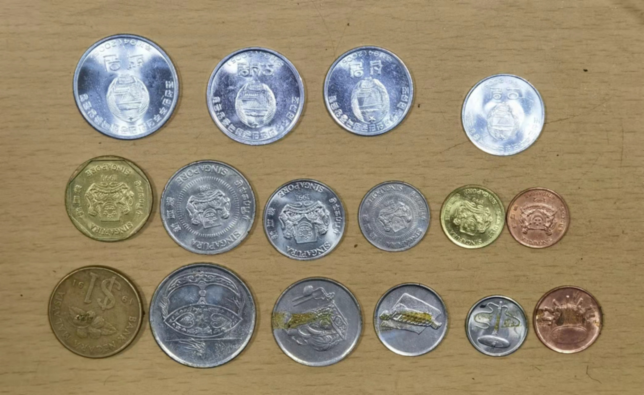 北京马甸外币专卖微拍第六十九期，外国非贵金属流通币，纪念币专场，陆续上新欢迎关注 新加坡，马来西亚，朝鲜各一套