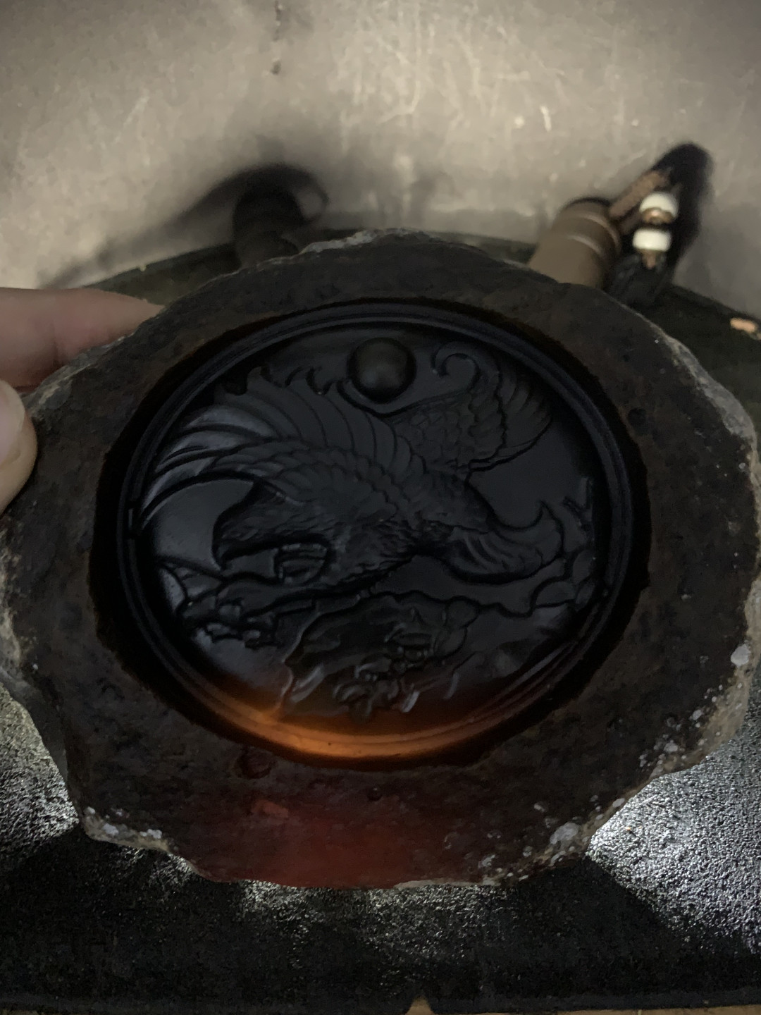 精美天然玛瑙原石雕刻大鹏展翅摆件一个，