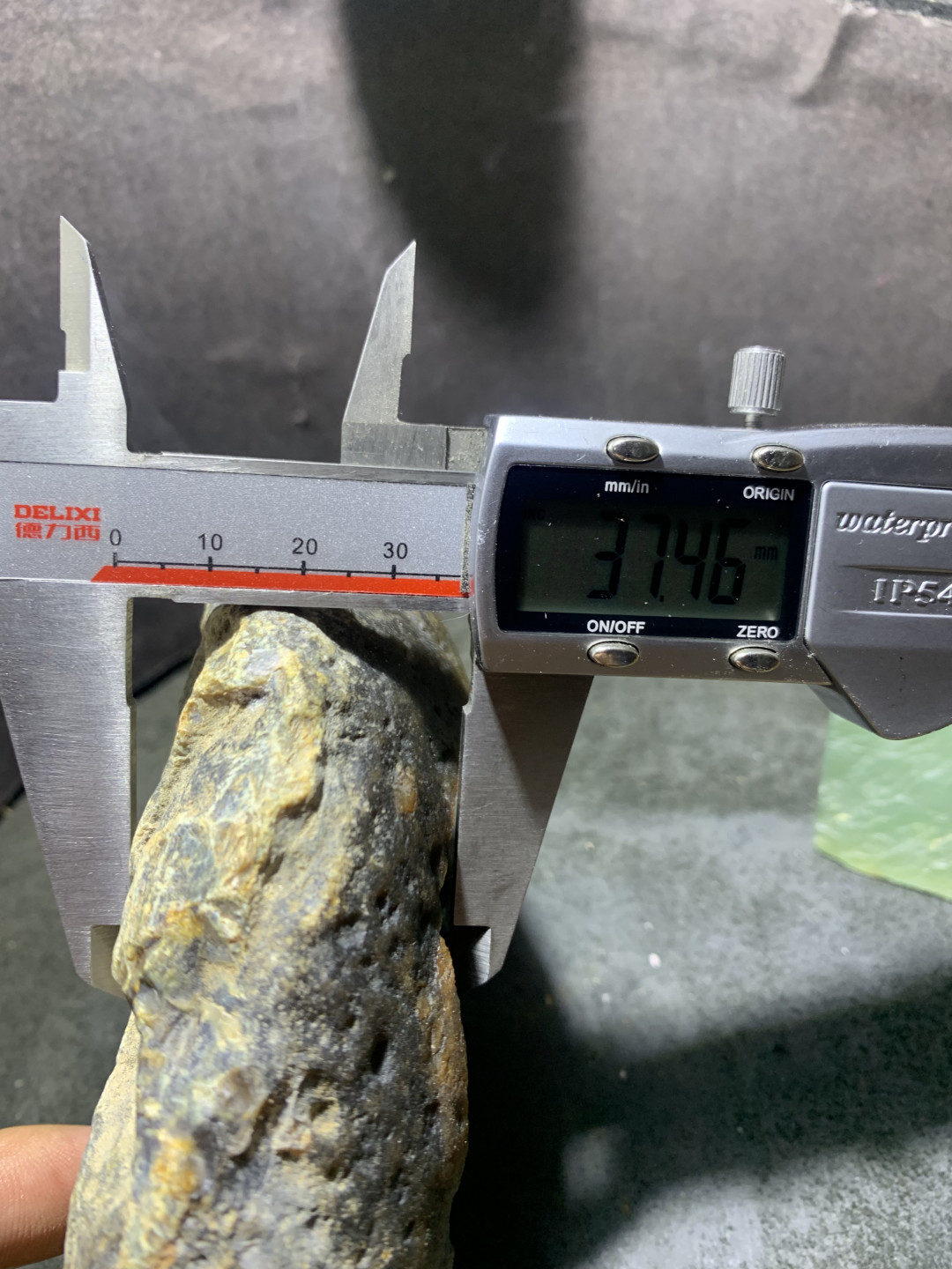 精美天然玛瑙原石雕刻大鹏展翅摆件一个，