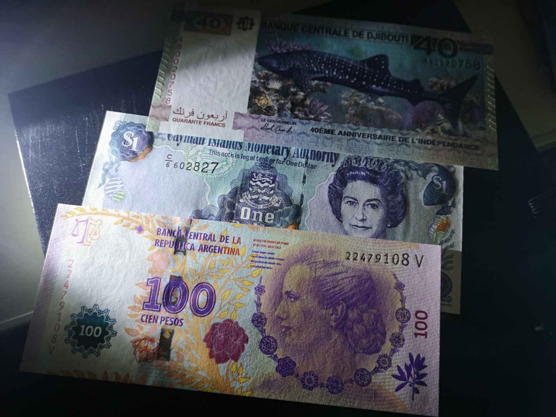 《外钞收藏家》第一百六十四期拍卖（本期100件） 吉布提、阿根廷、开曼群岛三张 全新UNC