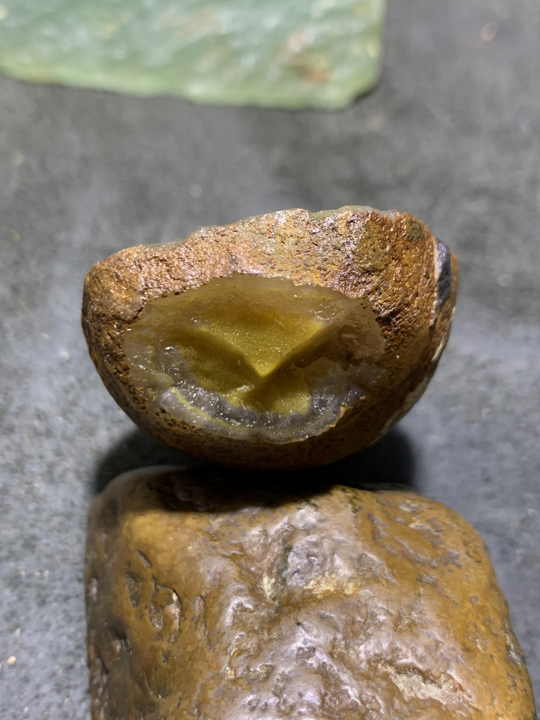 精美亚光蒙料战国红玛瑙高润度原皮雕刻灵狐吊坠一个！