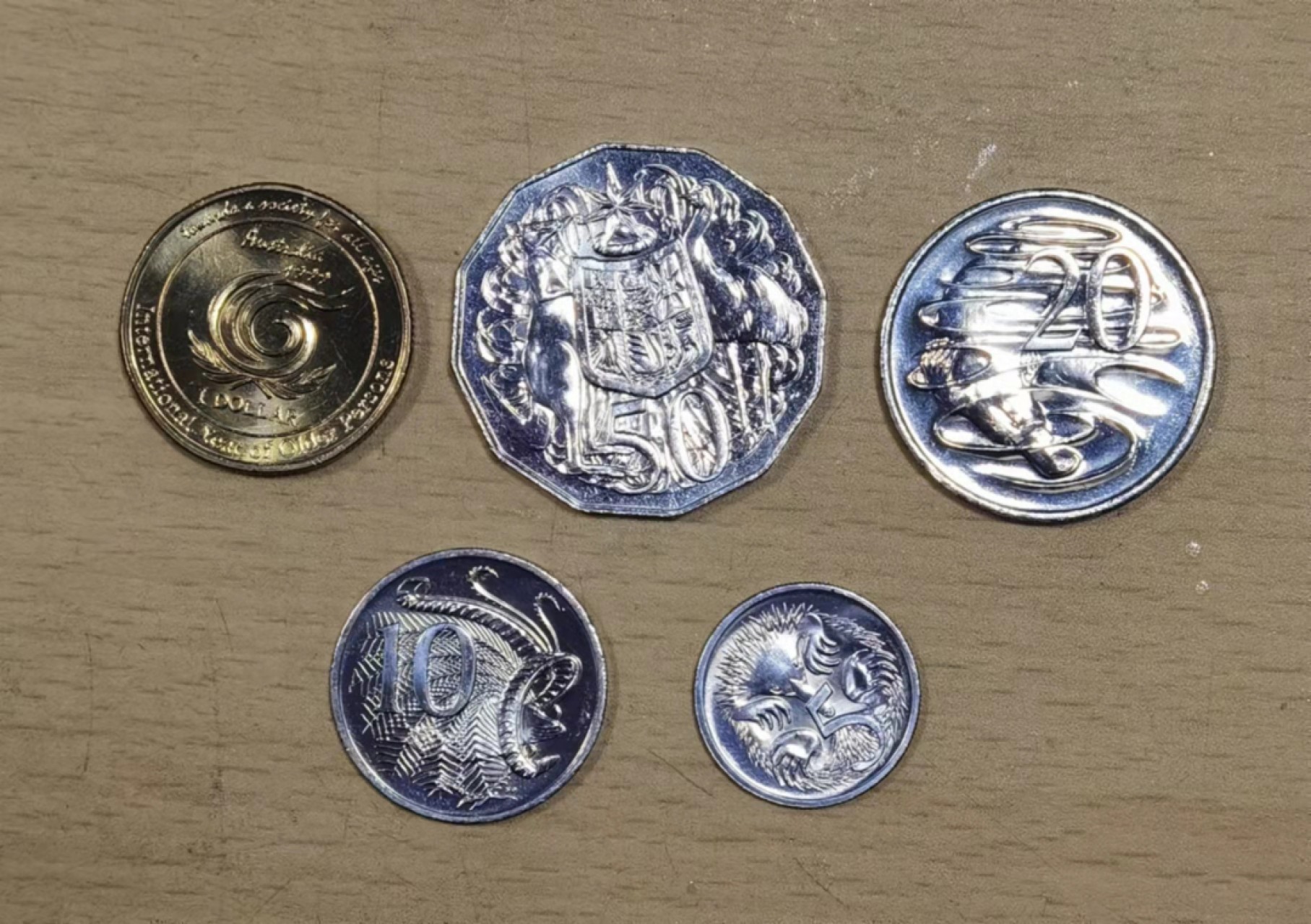北京马甸外币专卖微拍第六十九期，外国非贵金属流通币，纪念币专场，陆续上新欢迎关注 从卡册中拆出1999年版全新澳大利亚5枚／套