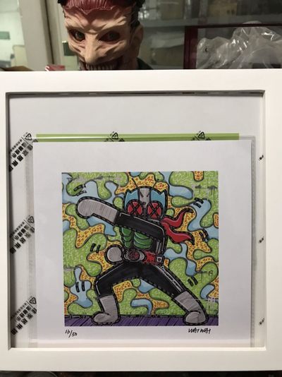 零元拍：歪歪亲笔签名 OWSON系列限量插画复制画《假面骑士》，尺寸约22/22厘米，拍品不含镜框 - 零元拍：歪歪亲笔签名 OWSON系列限量插画复制画《假面骑士》，尺寸约22/22厘米，拍品不含镜框