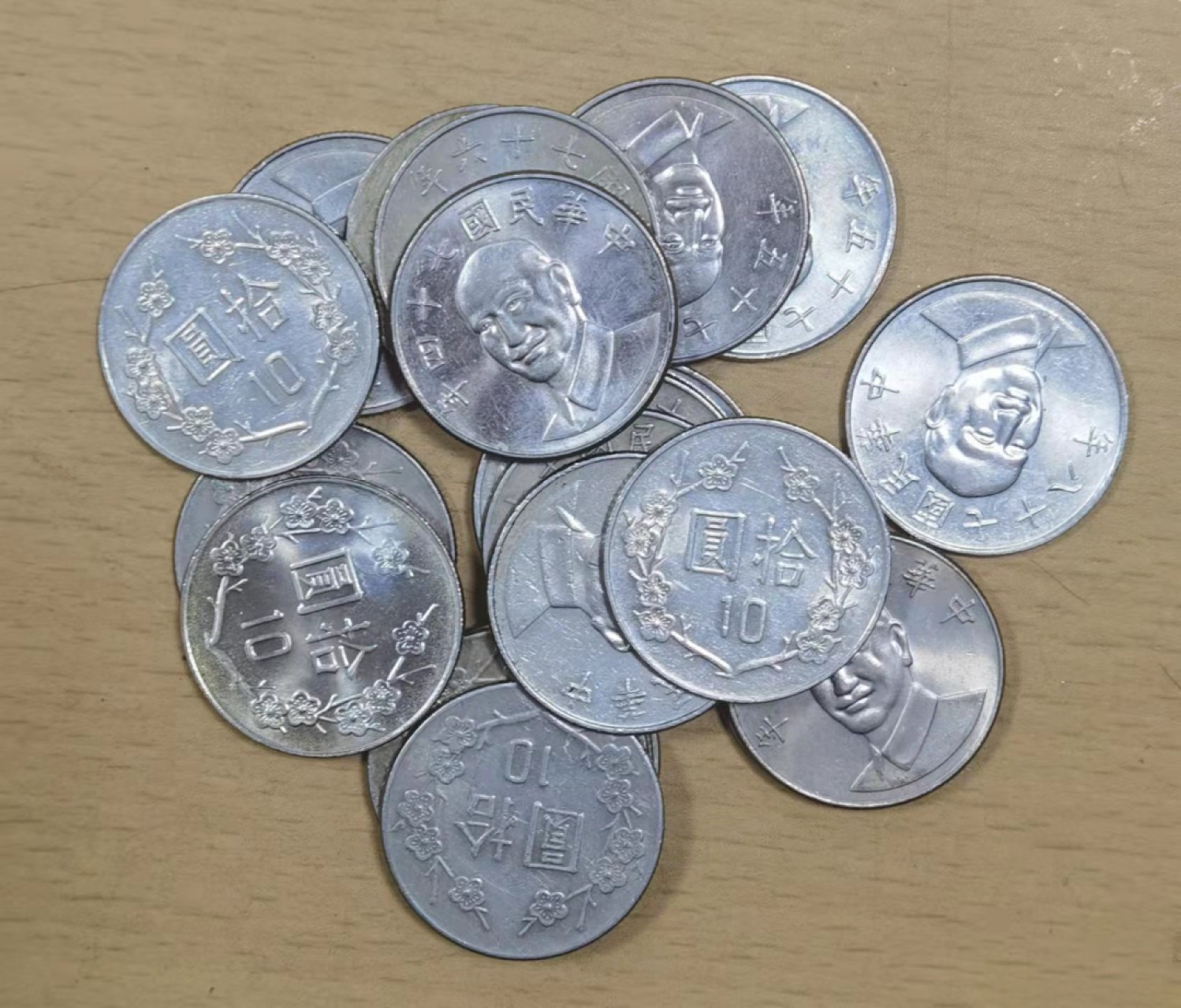 北京马甸外币专卖微拍第六十九期，外国非贵金属流通币，纪念币专场，陆续上新欢迎关注 湾湾十元20枚