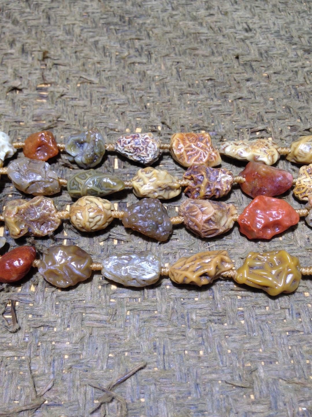 精美毕业级阿拉善戈壁大颗粒筋脉玛瑙原石项链一条，
