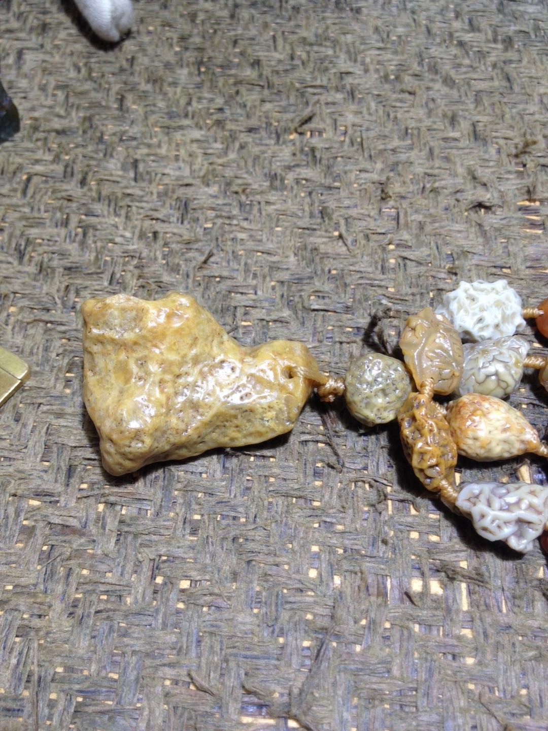 精美毕业级阿拉善戈壁大颗粒筋脉玛瑙原石项链一条，