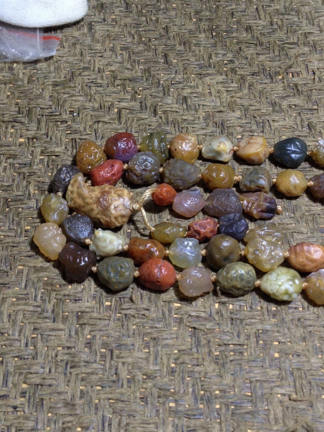 精美毕业级阿拉善戈壁多彩大颗粒筋脉玛瑙原石108项链一条， ^_^
