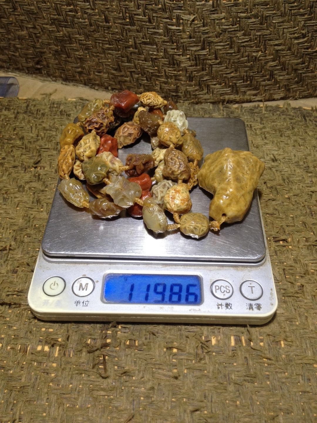 精美毕业级阿拉善戈壁大颗粒筋脉玛瑙原石项链一条，
