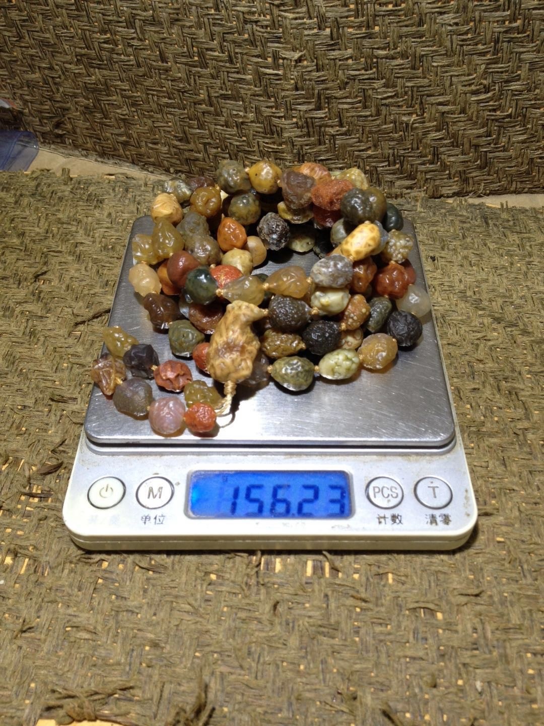精美毕业级阿拉善戈壁多彩大颗粒筋脉玛瑙原石108项链一条， ^_^