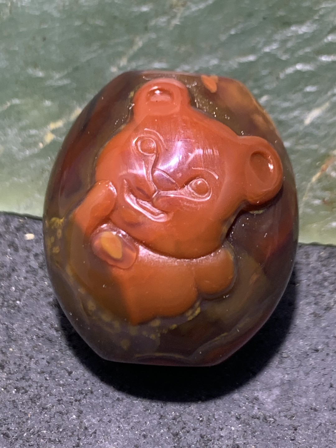 精美战国红玛瑙俏色巧雕树袋熊勒子一颗！