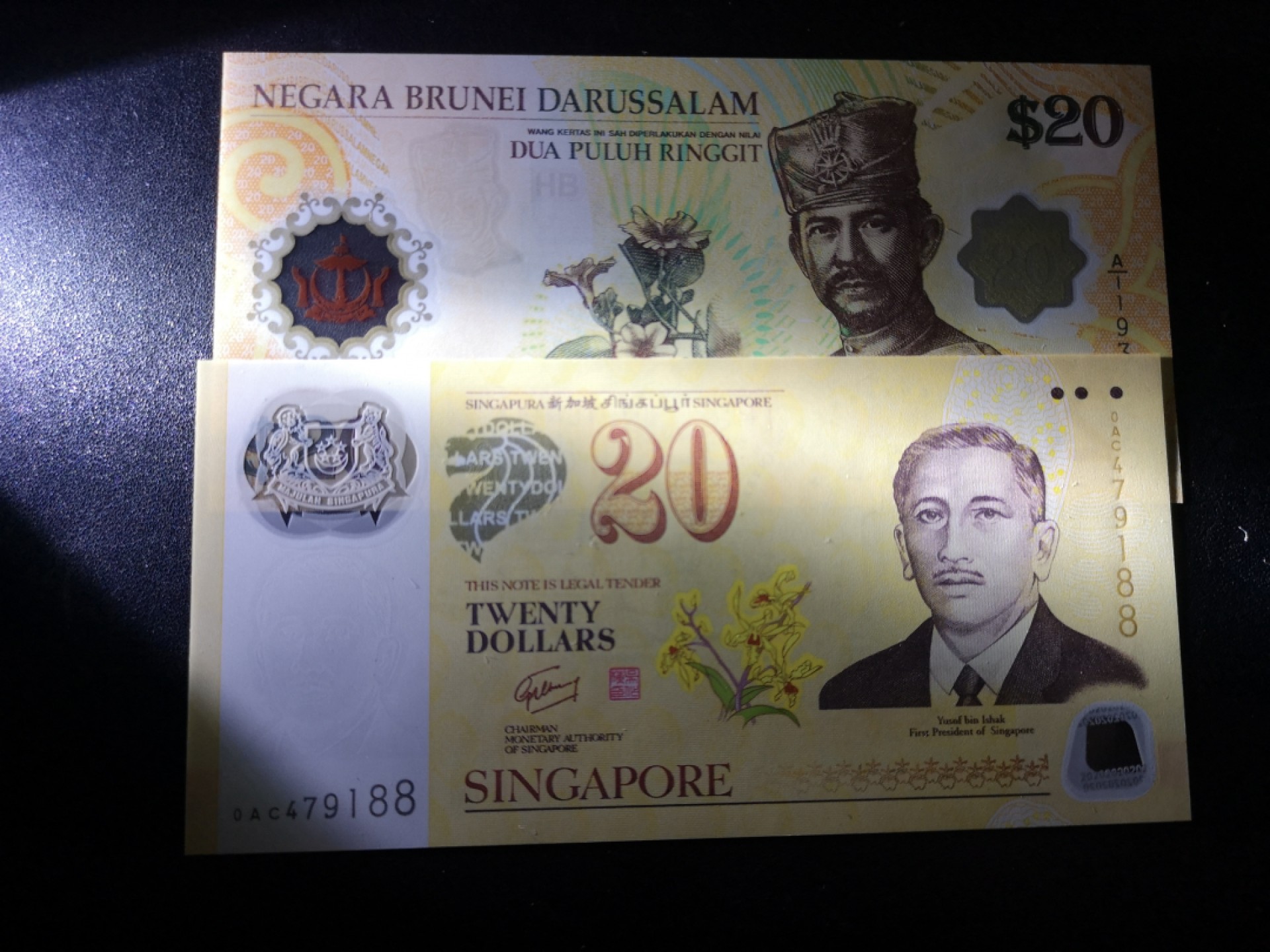 《外钞收藏家》第一百六十四期拍卖（本期100件） 新加坡文莱纪念钞 两张 全新UNC