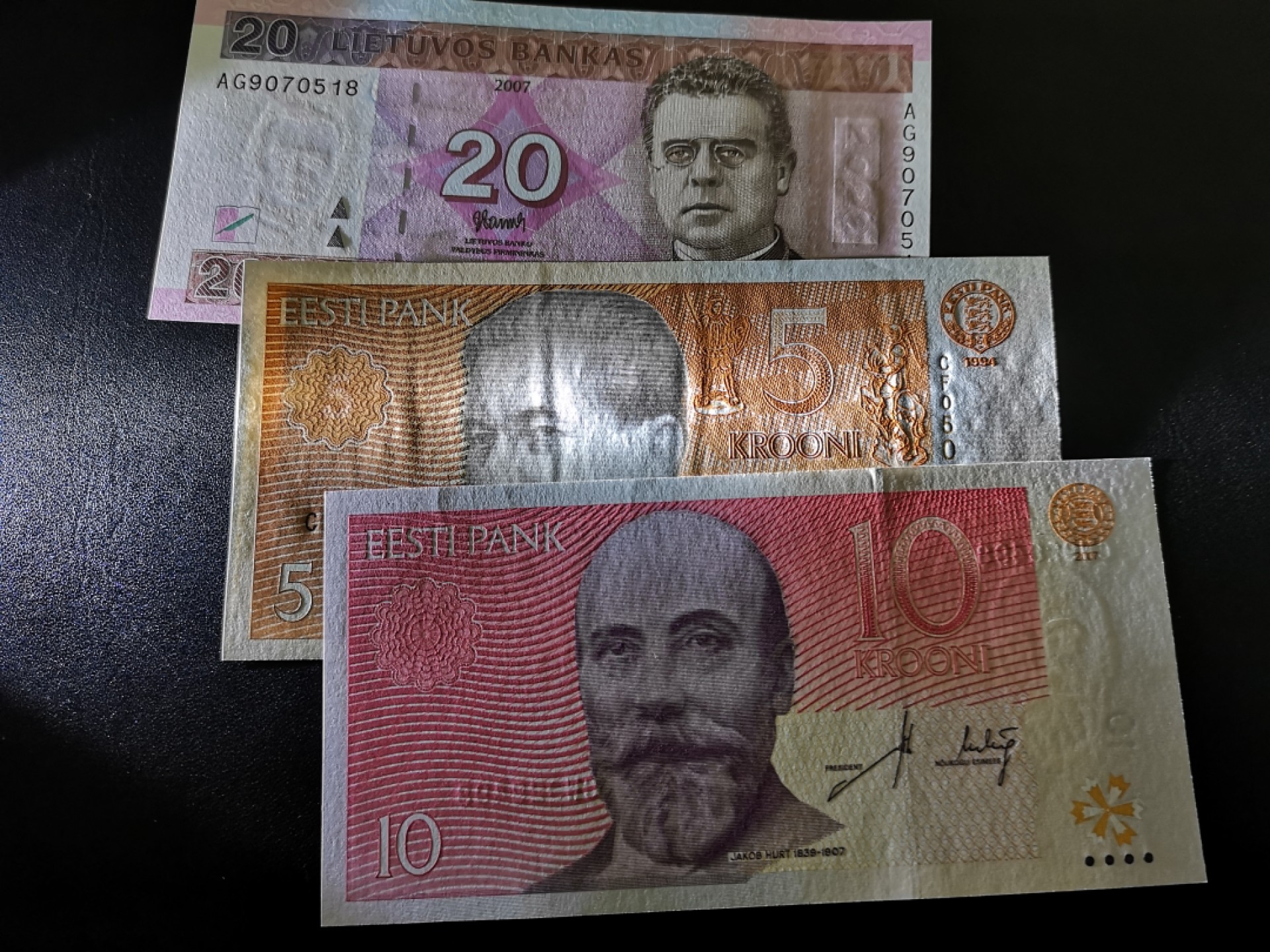 《外钞收藏家》第一百六十四期拍卖（本期100件） 立陶宛和爱沙尼亚 共4张 全新UNC