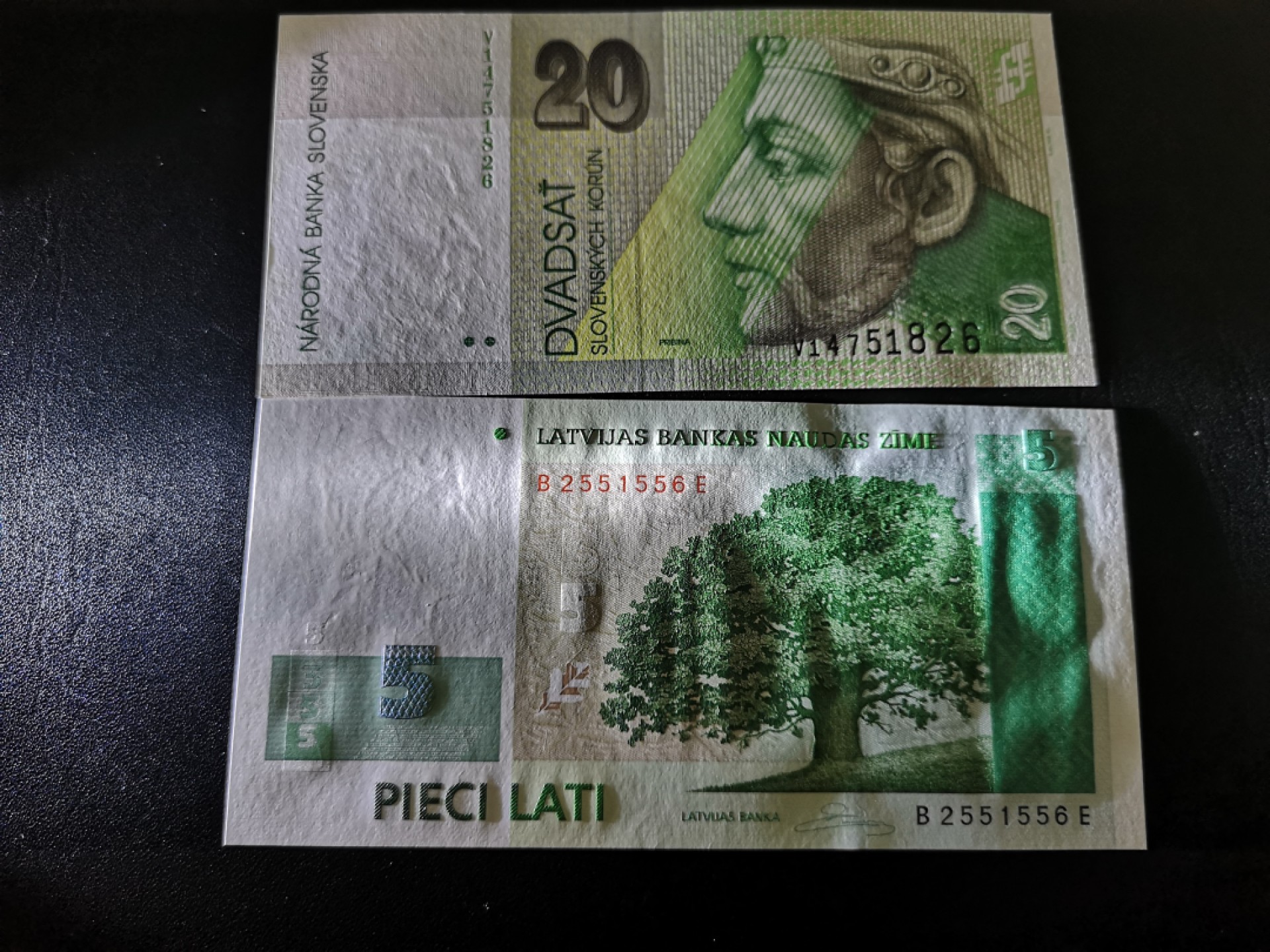 《外钞收藏家》第一百六十四期拍卖（本期100件） 拉脱维亚和斯洛伐克两张 全新UNC