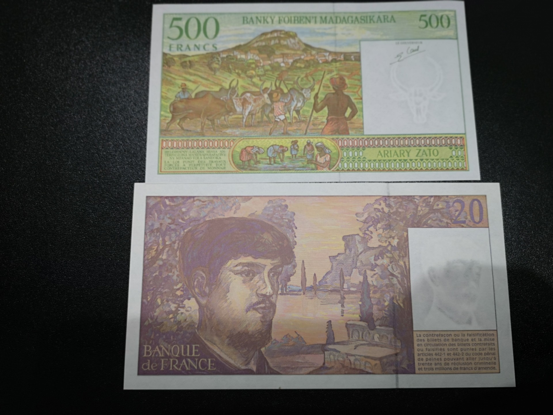 《外钞收藏家》第一百六十四期拍卖（本期100件） 马达加斯加、法国 两张 全新UNC