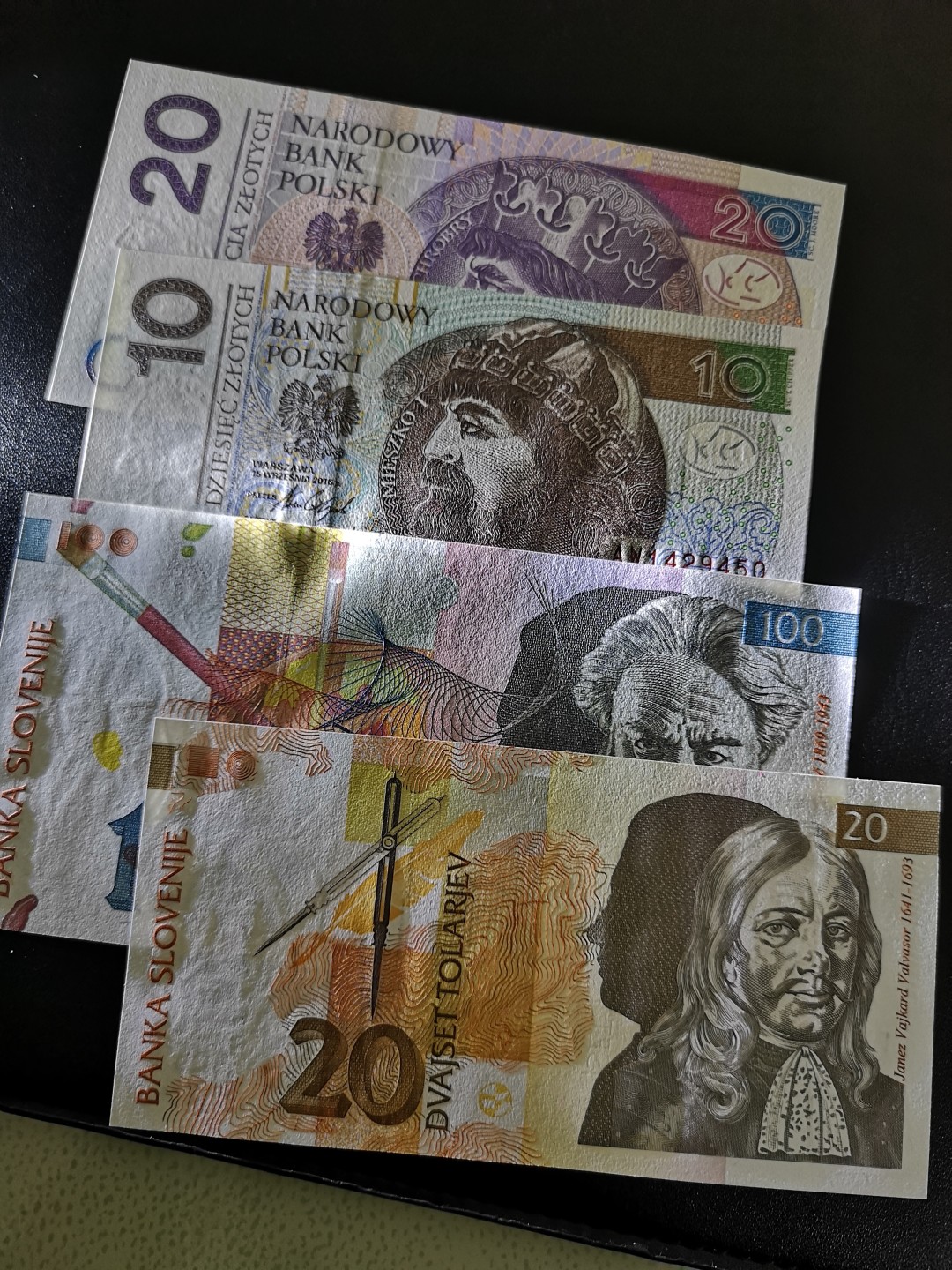 《外钞收藏家》第一百六十四期拍卖（本期100件） 斯洛文尼亚和波兰 共4张 全新UNC