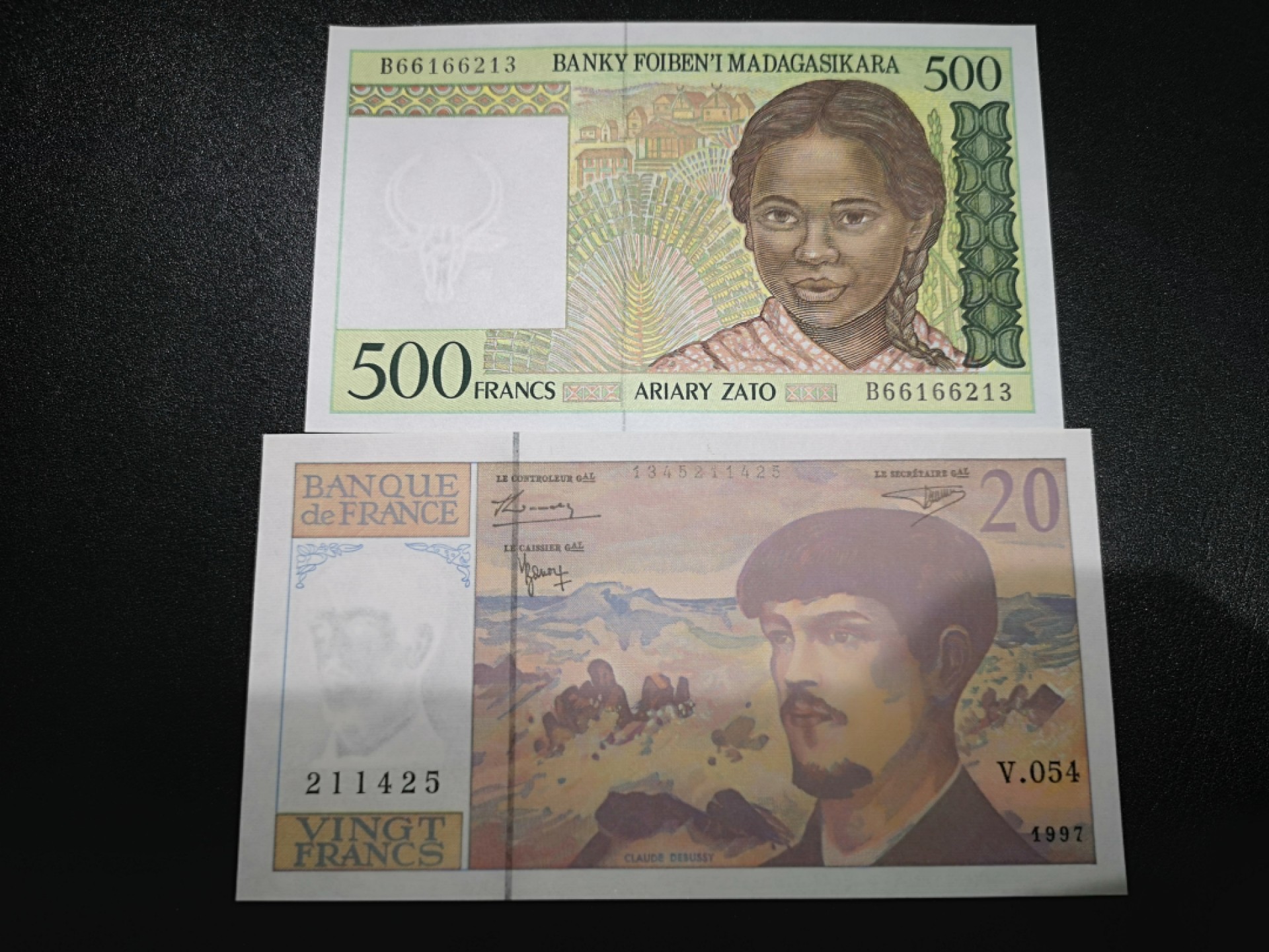 《外钞收藏家》第一百六十四期拍卖（本期100件） 马达加斯加、法国 两张 全新UNC