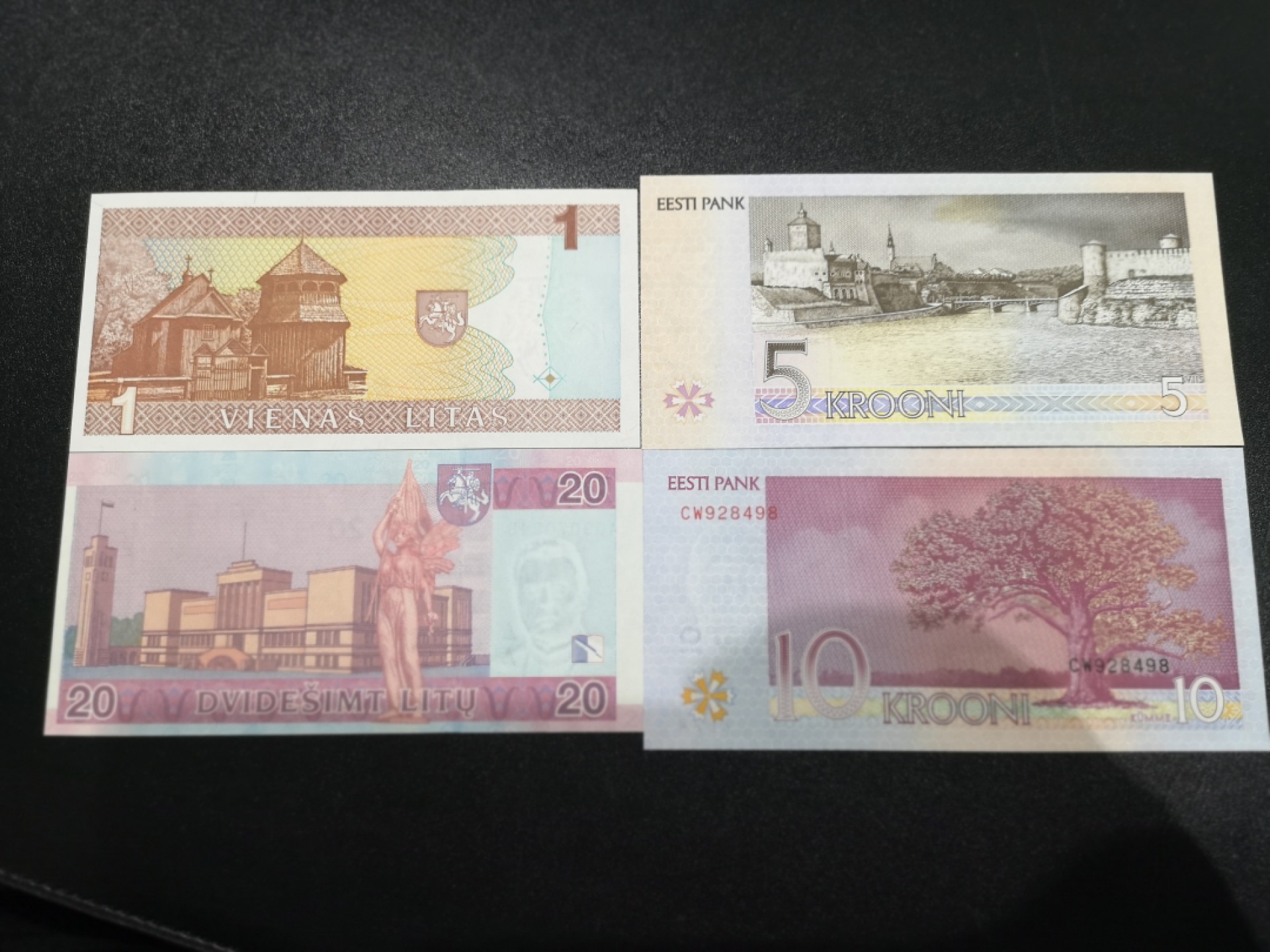 《外钞收藏家》第一百六十四期拍卖（本期100件） 立陶宛和爱沙尼亚 共4张 全新UNC