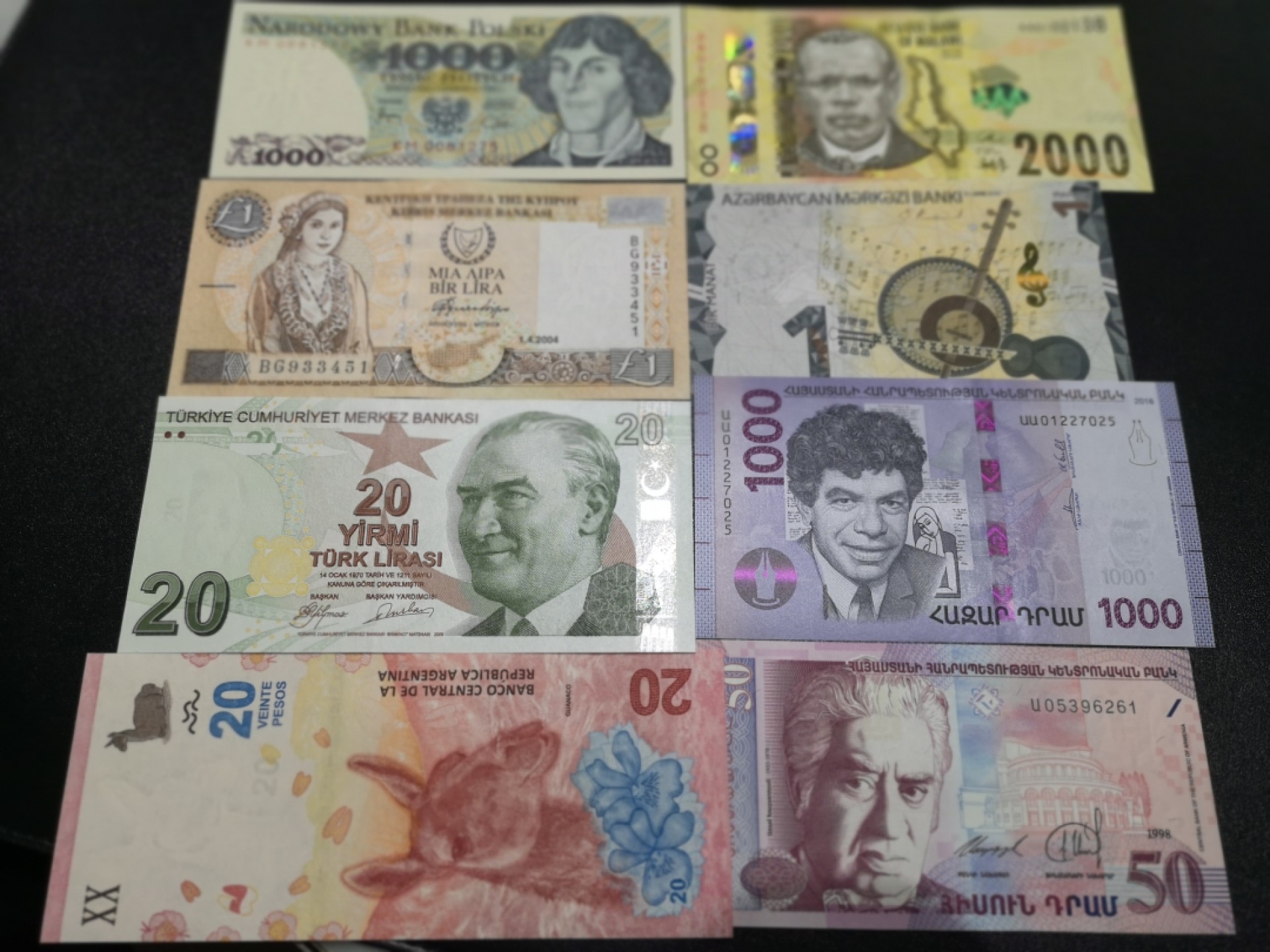 《外钞收藏家》第一百六十四期拍卖（本期100件） 八个国家8张纸币 全新UNC